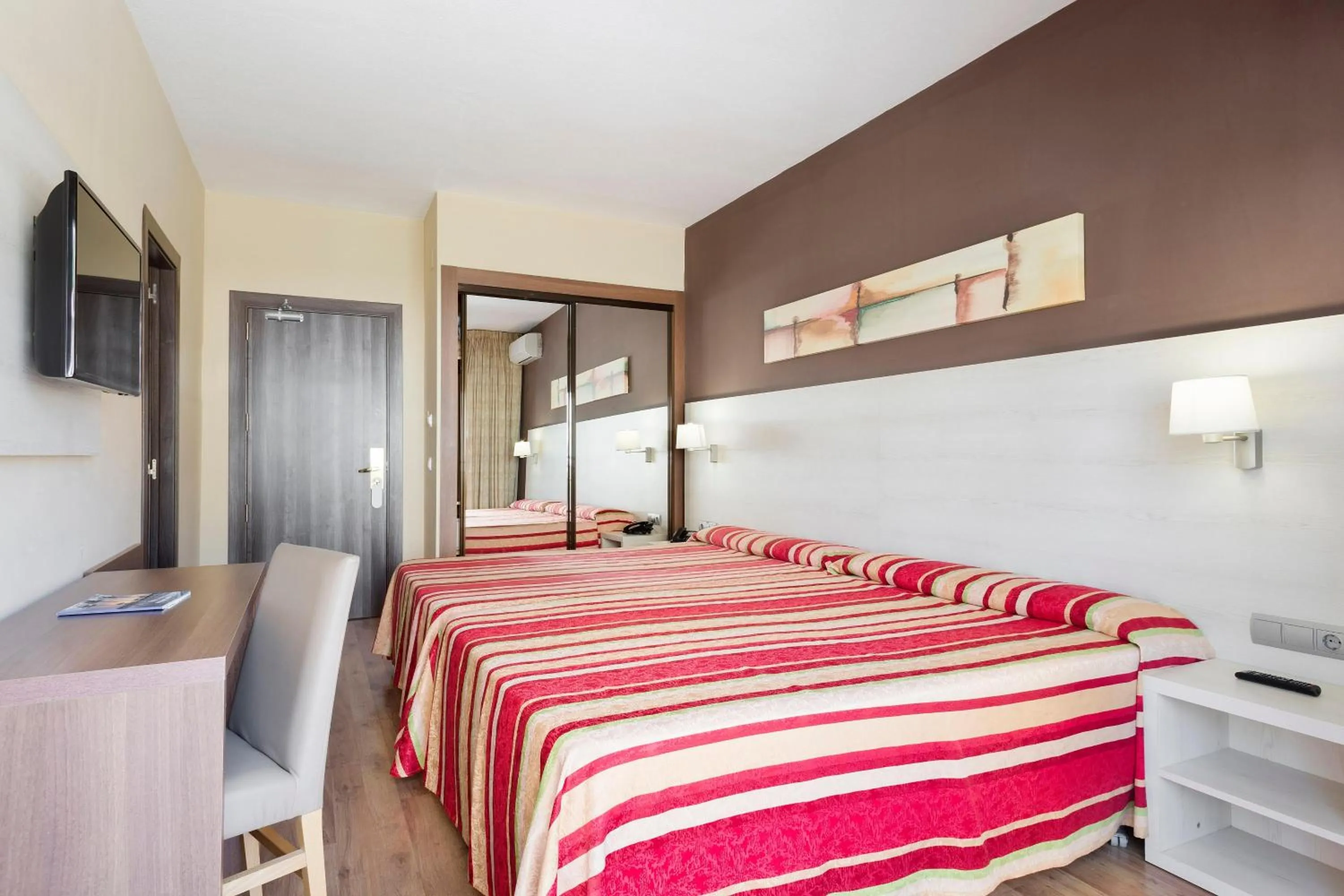 Standard Double Room (2 Adults + 1 Child) in Hotel Best Siroco