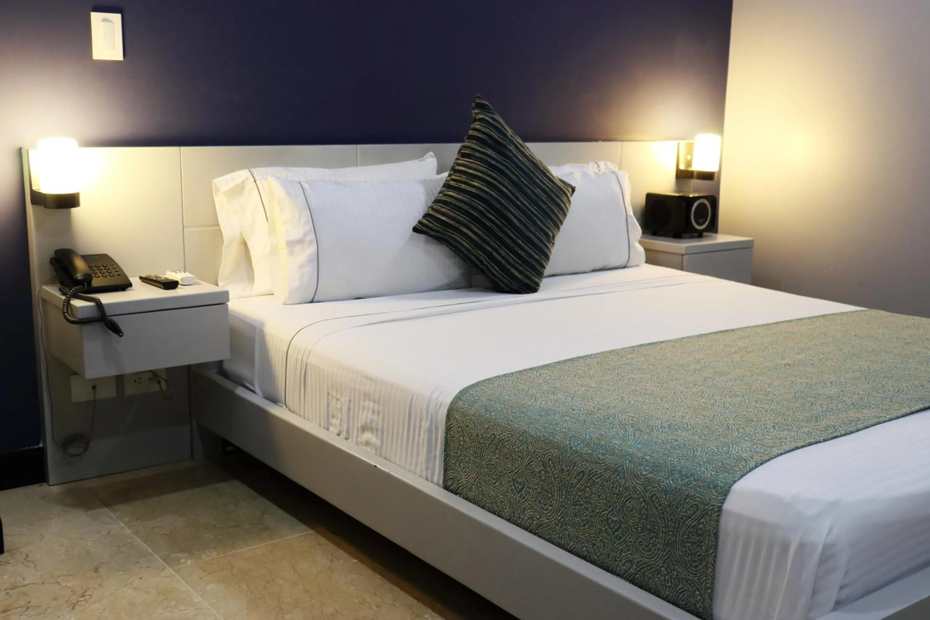Standard Double Room - single occupancy in Hotel Lleras 10
