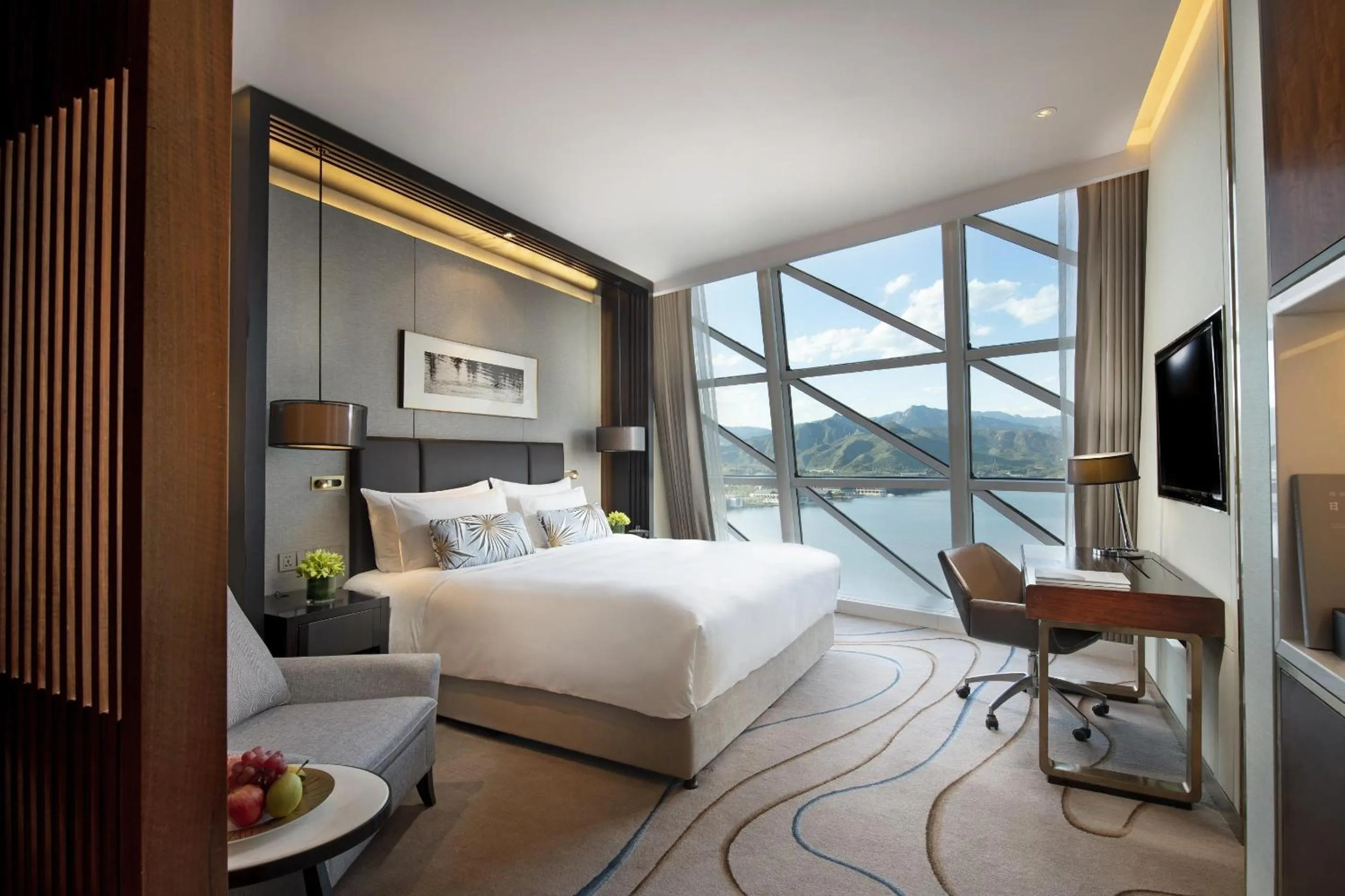 Deluxe Lake View King Room in Sunrise Kempinski Hotel Beijing