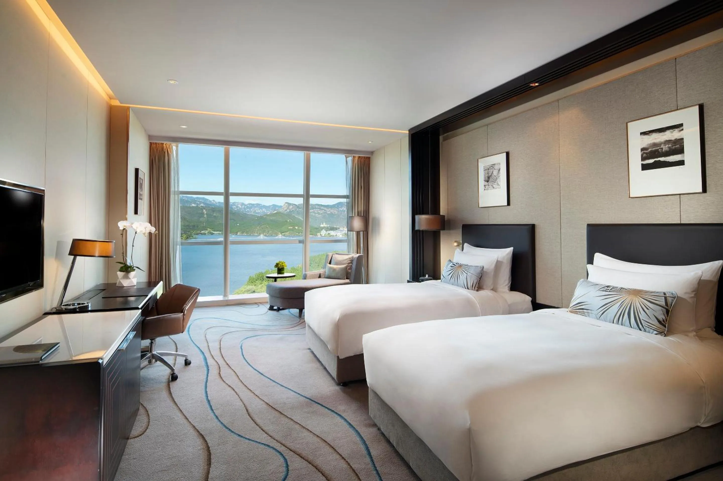 Premier Twin Room with Lake View in Sunrise Kempinski Hotel Beijing