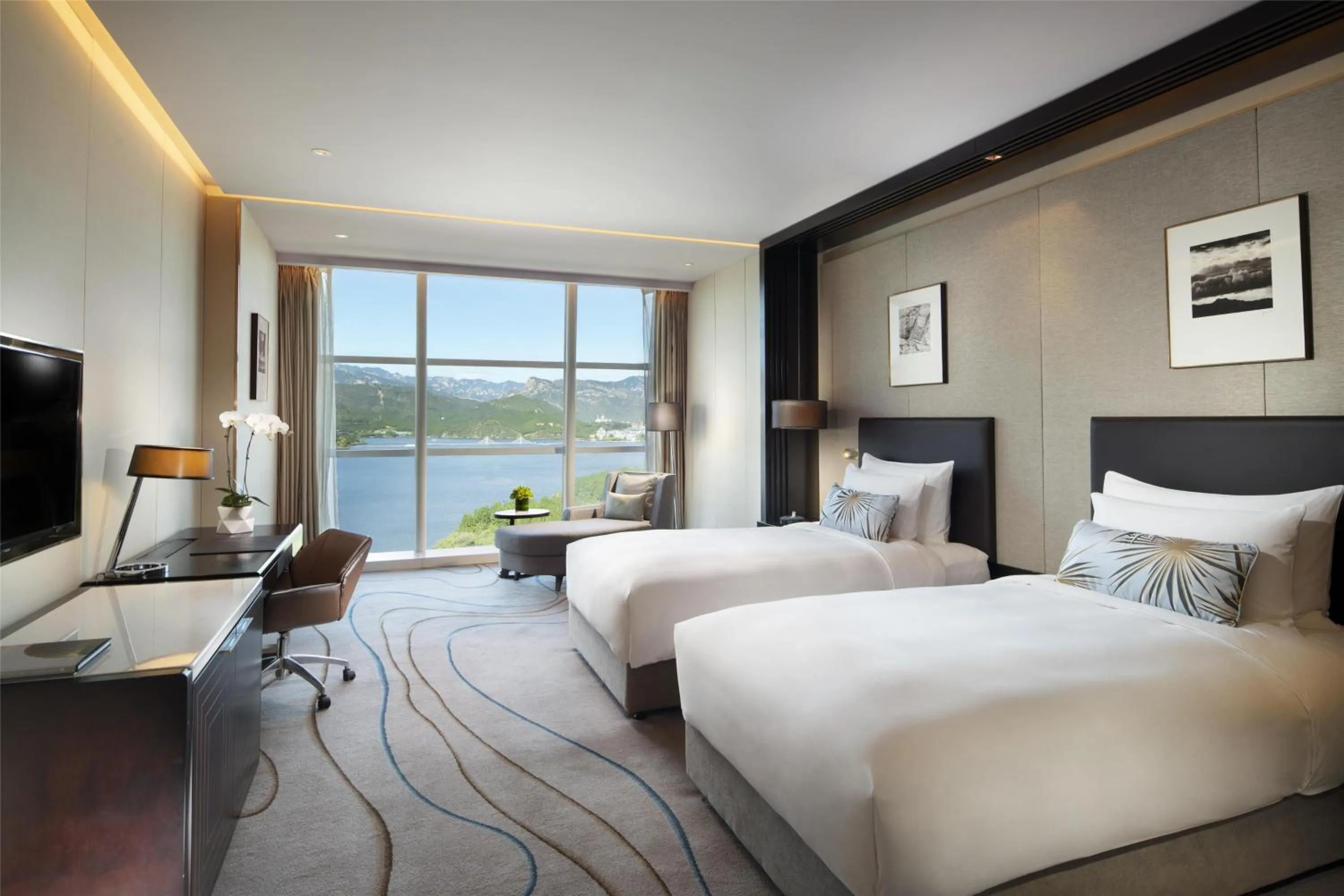 Deluxe Twin Room with Lake View in Sunrise Kempinski Hotel Beijing