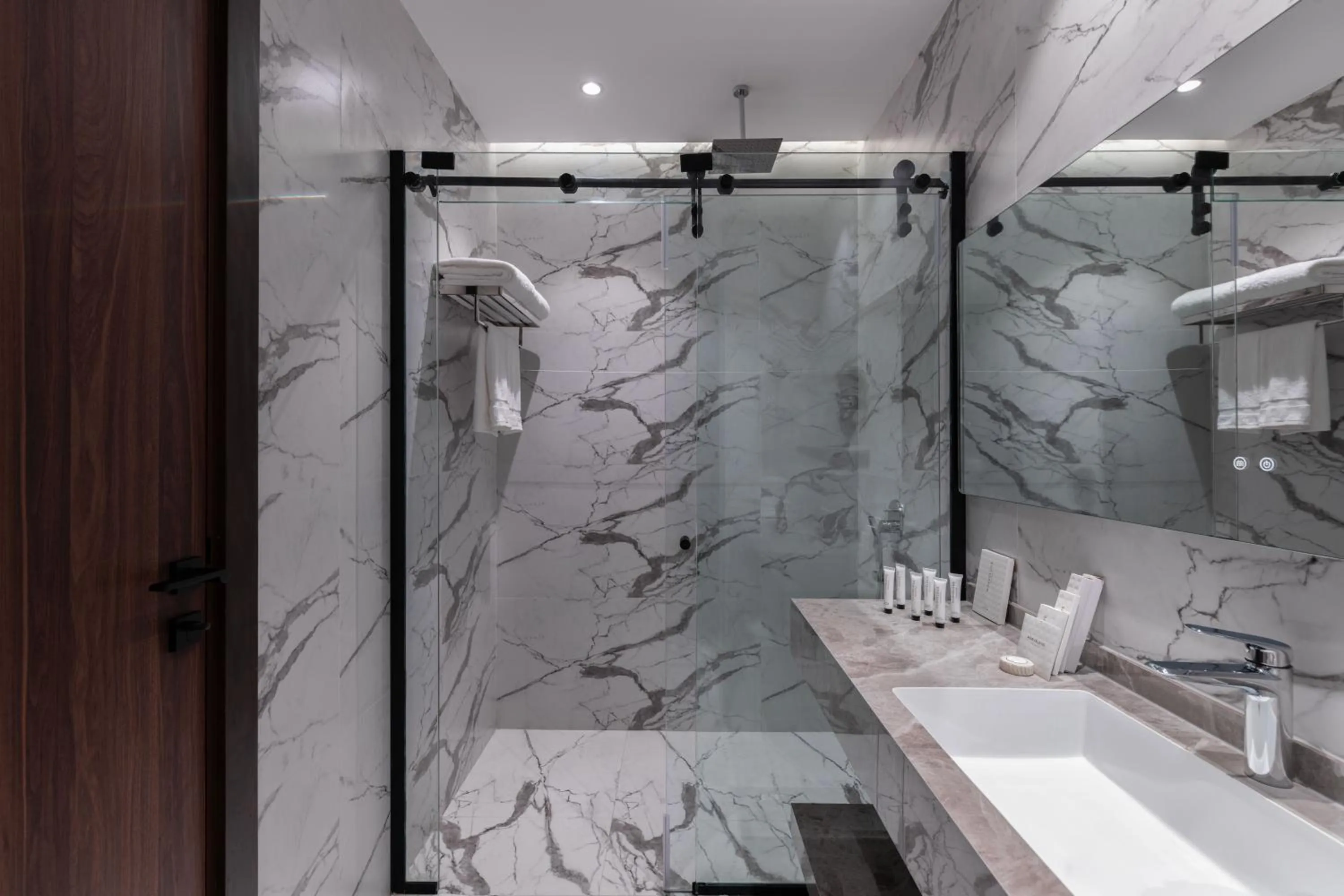 Deluxe Twin Room in Warwick Al Taif Hotel