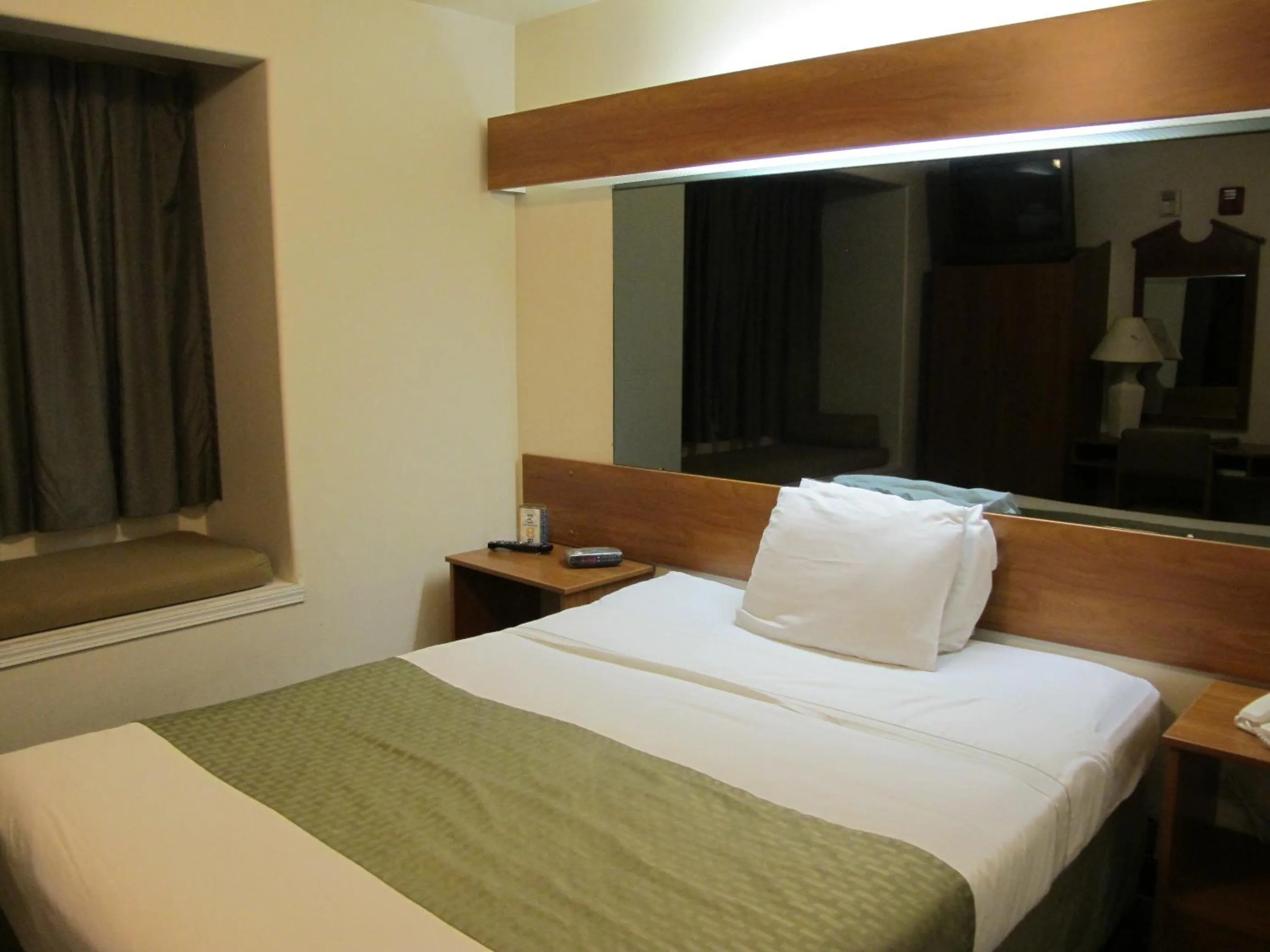 Queen Room - Disability Access - Non-Smoking in Eagle River Microtel