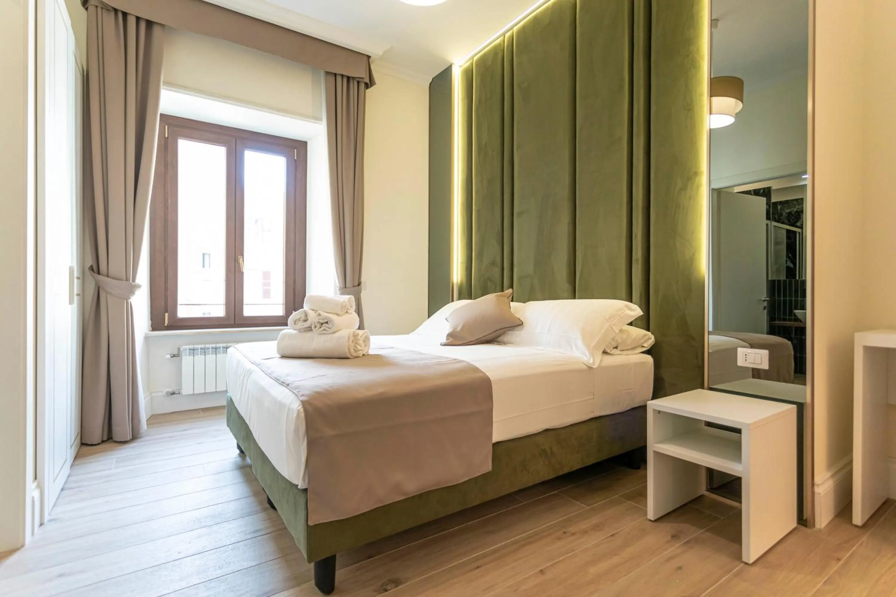 Deluxe Double Room in Flat 285 La Suite