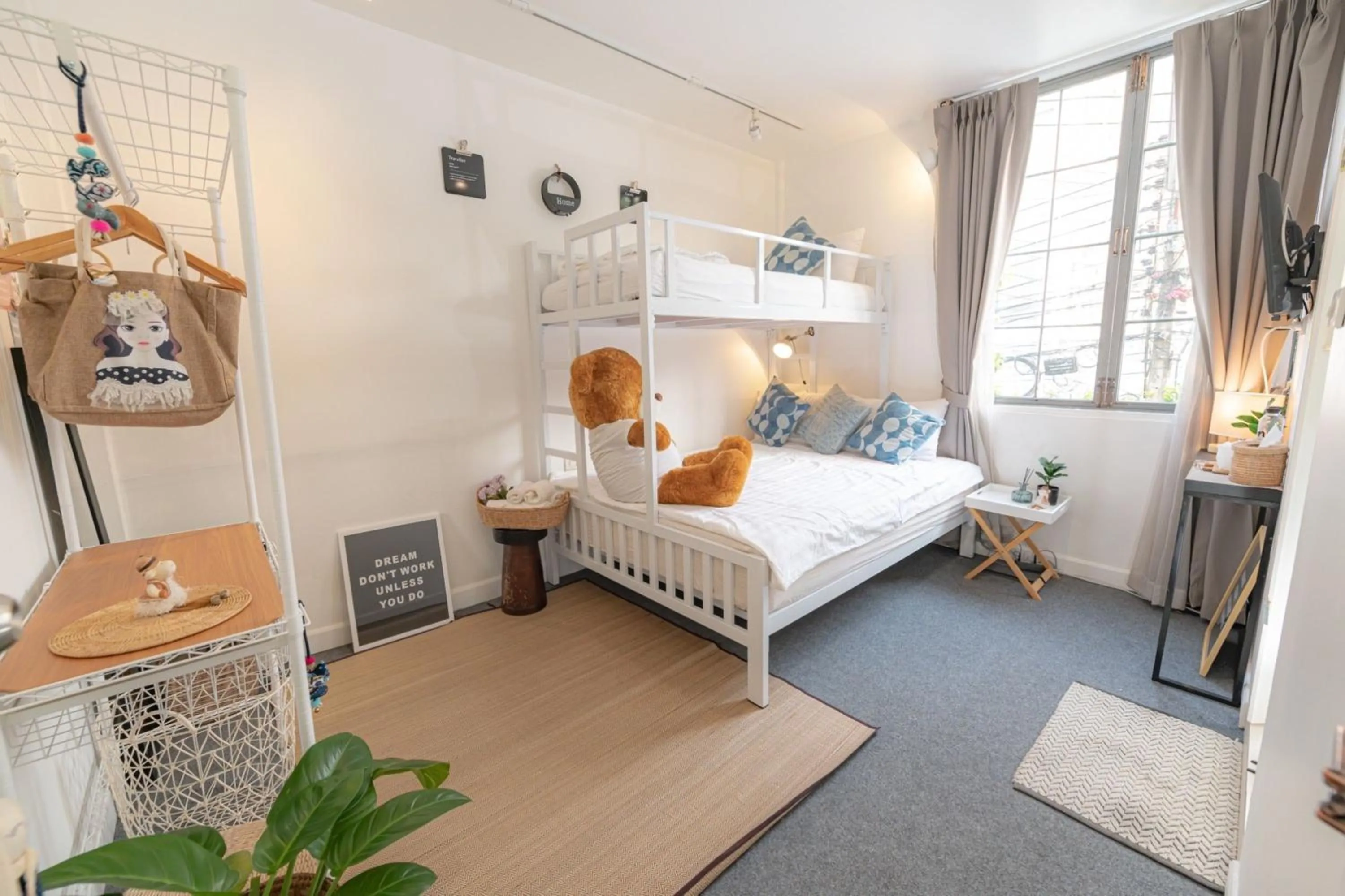 Triple Room in Oon Poshtel x Cafe