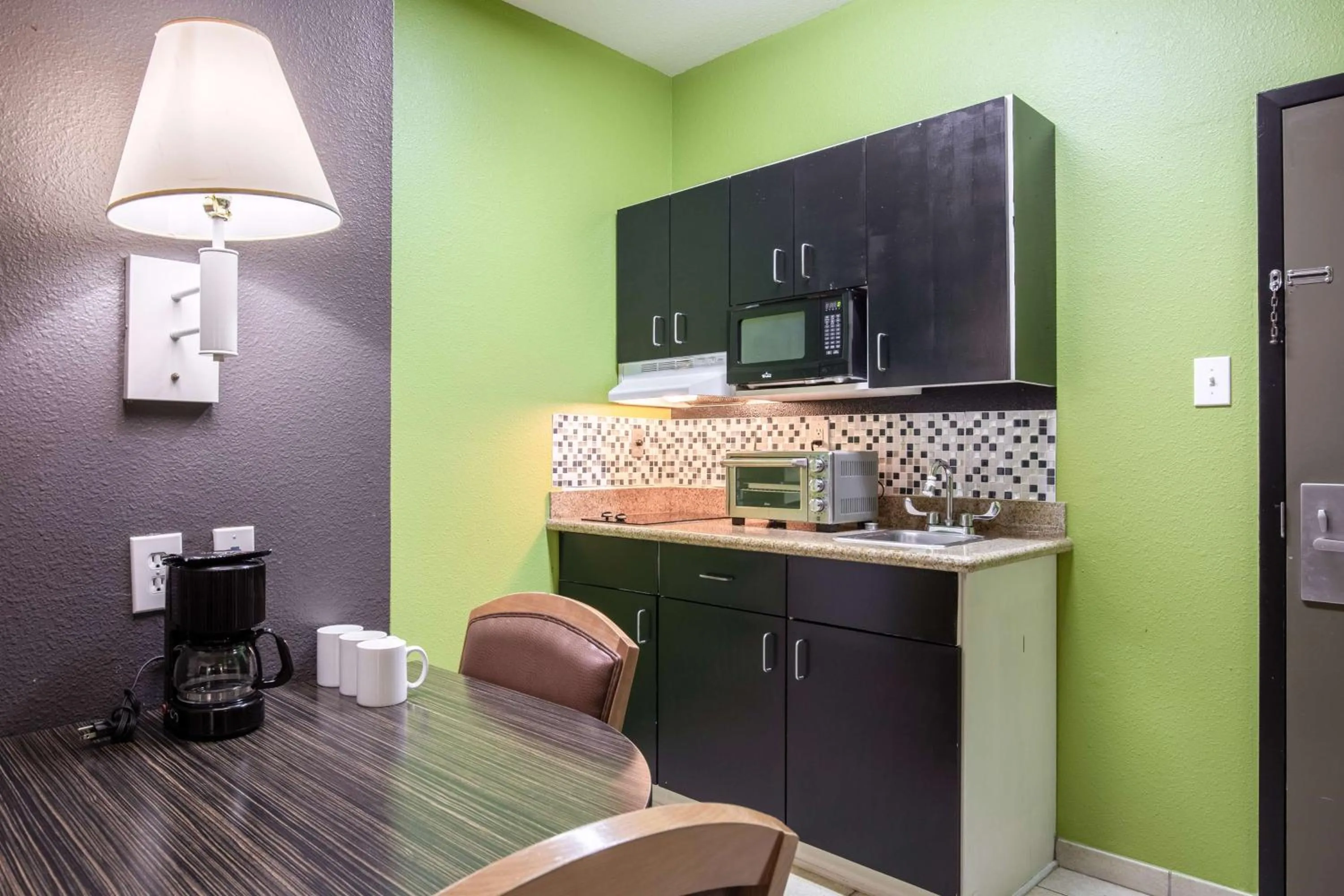 Quadruple Room - Smoking in Studio 6 Bay City TX