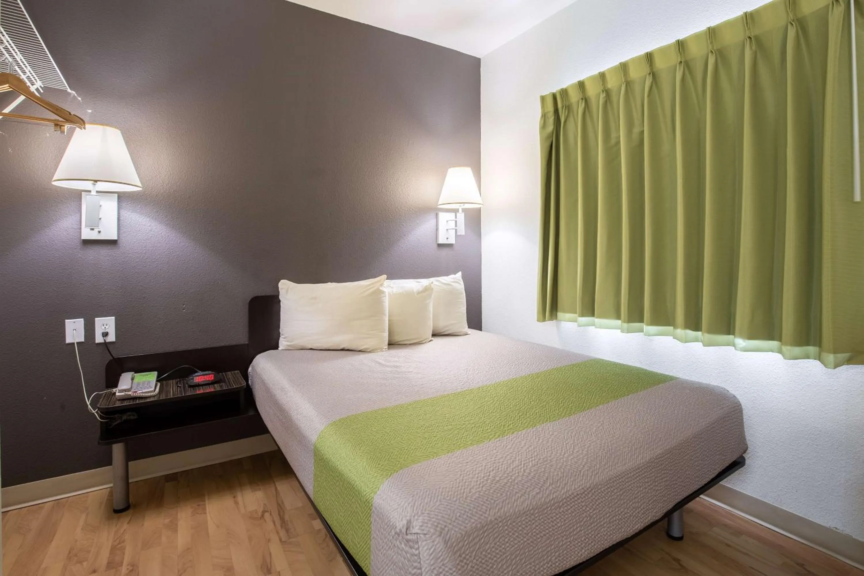 Deluxe Queen Room - Non-Smoking in Studio 6 Bay City TX