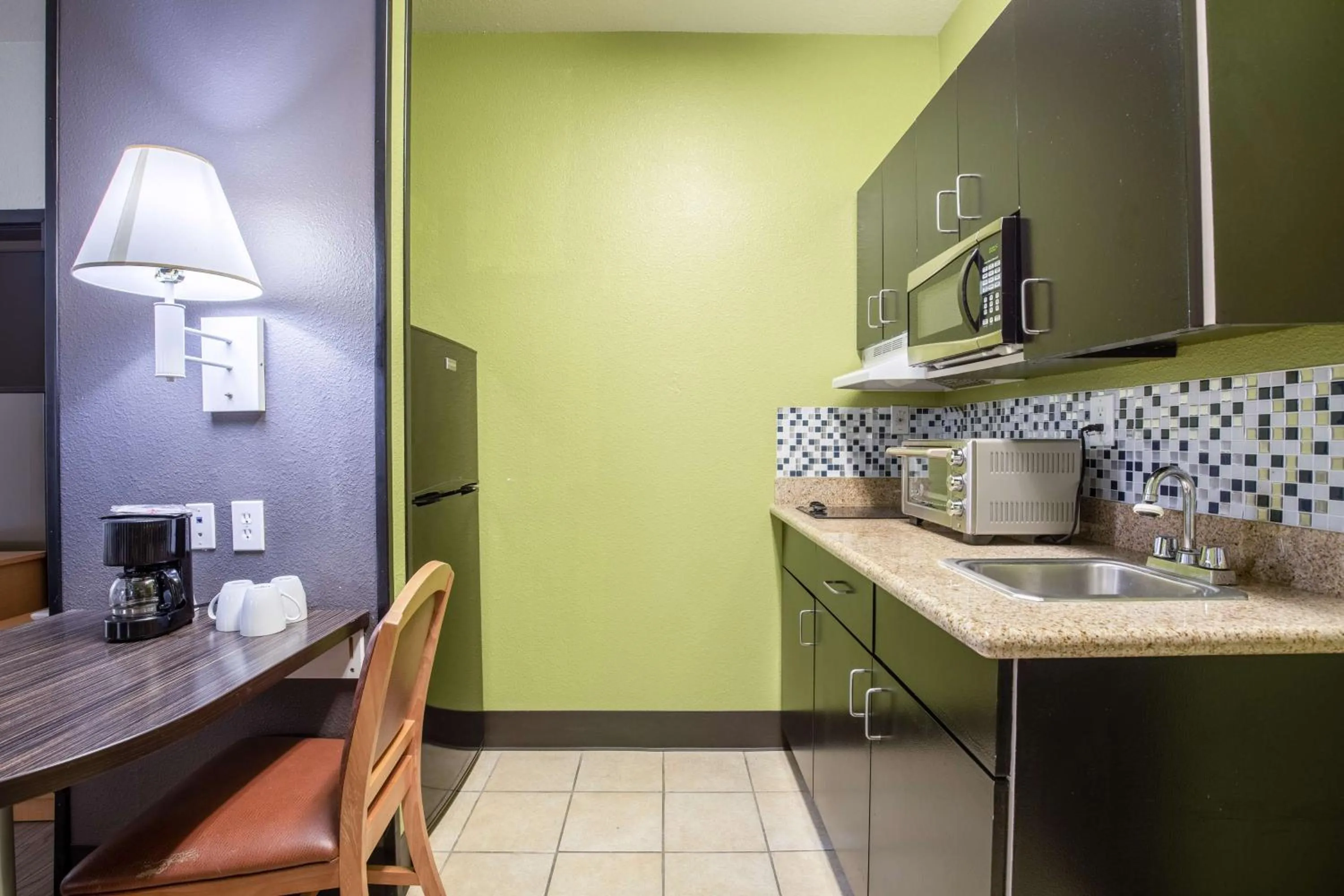 Deluxe Queen Room - Smoking in Studio 6 Bay City TX