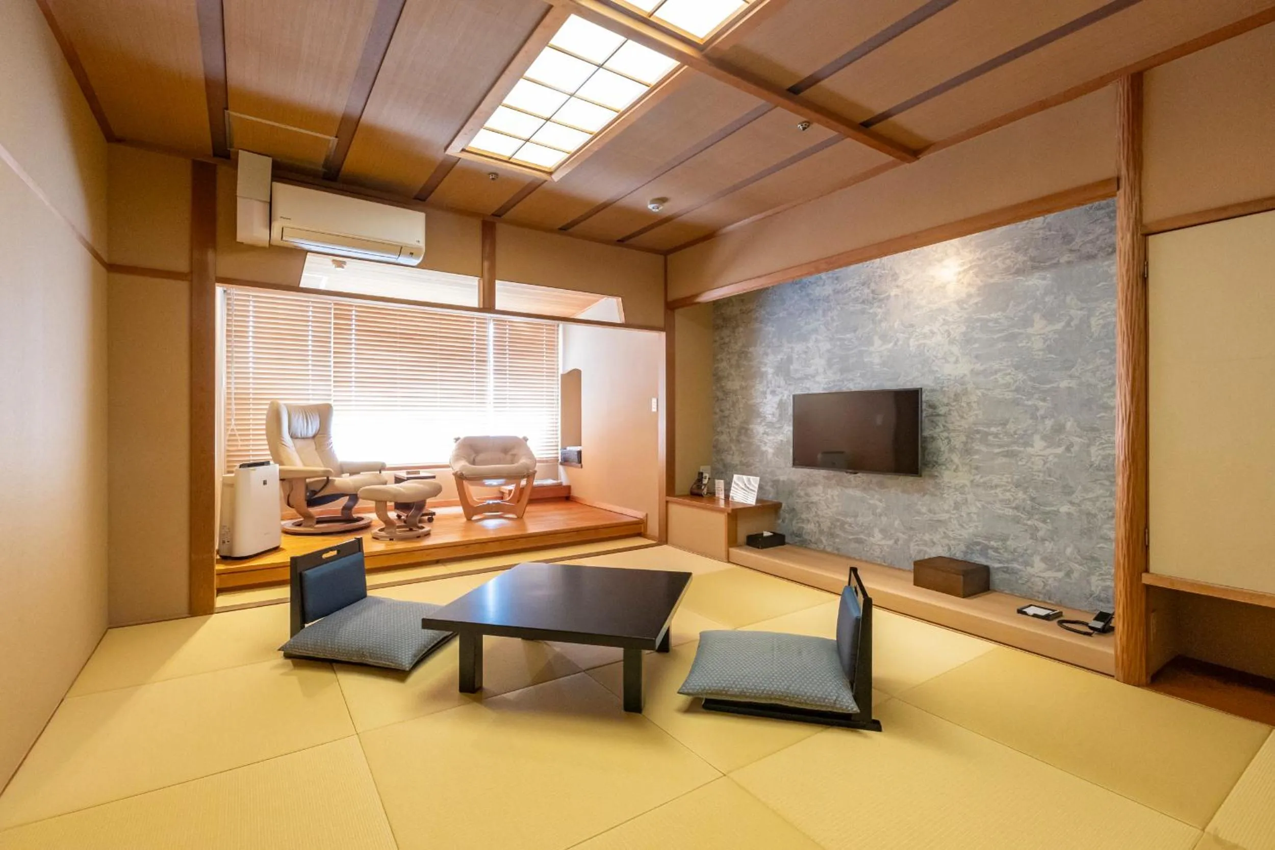 Quadruple Room with Terrace in Hotel Meizanso