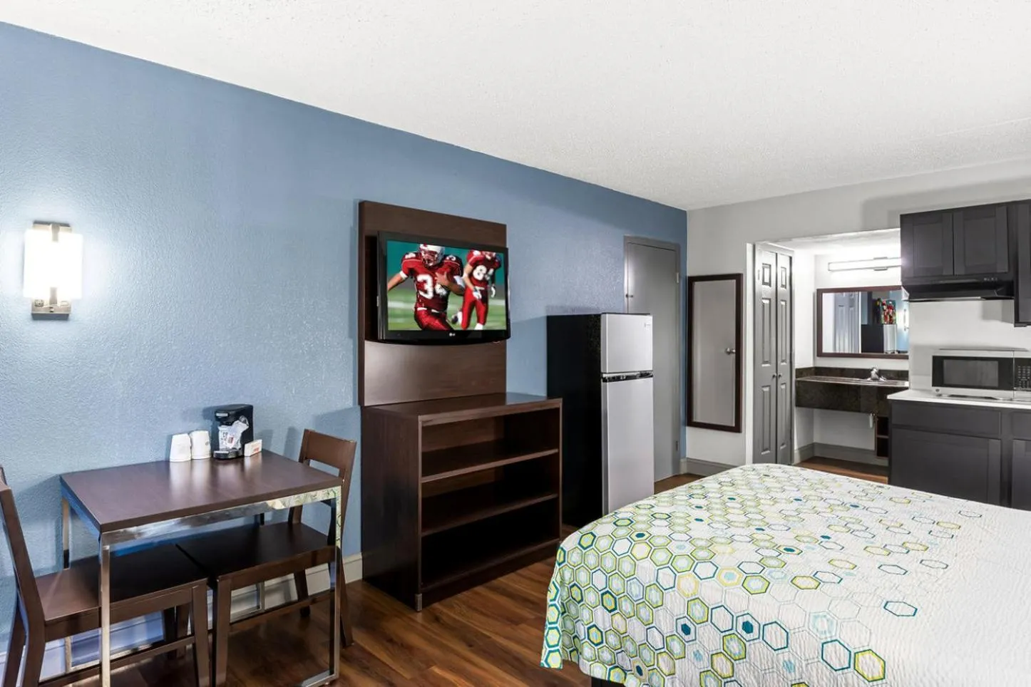 Studio Room with One Double Bed Smoking in HomeTowne Studios by Red Roof Richmond - Airport Sandston