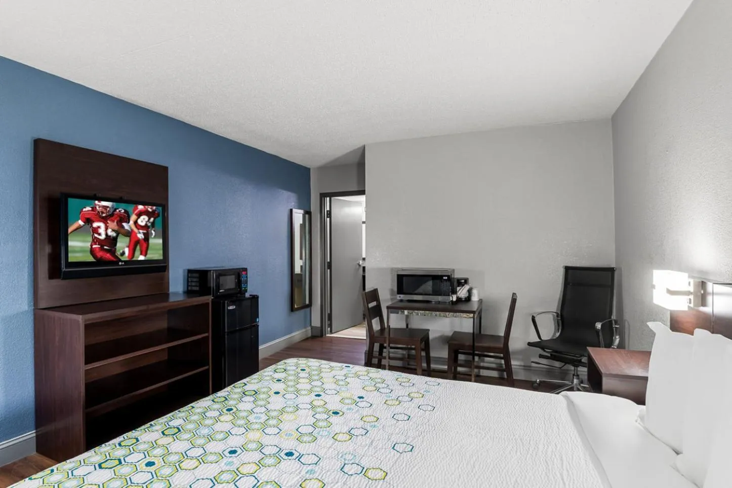 Studio King Room Smoking in HomeTowne Studios by Red Roof Richmond - Airport Sandston