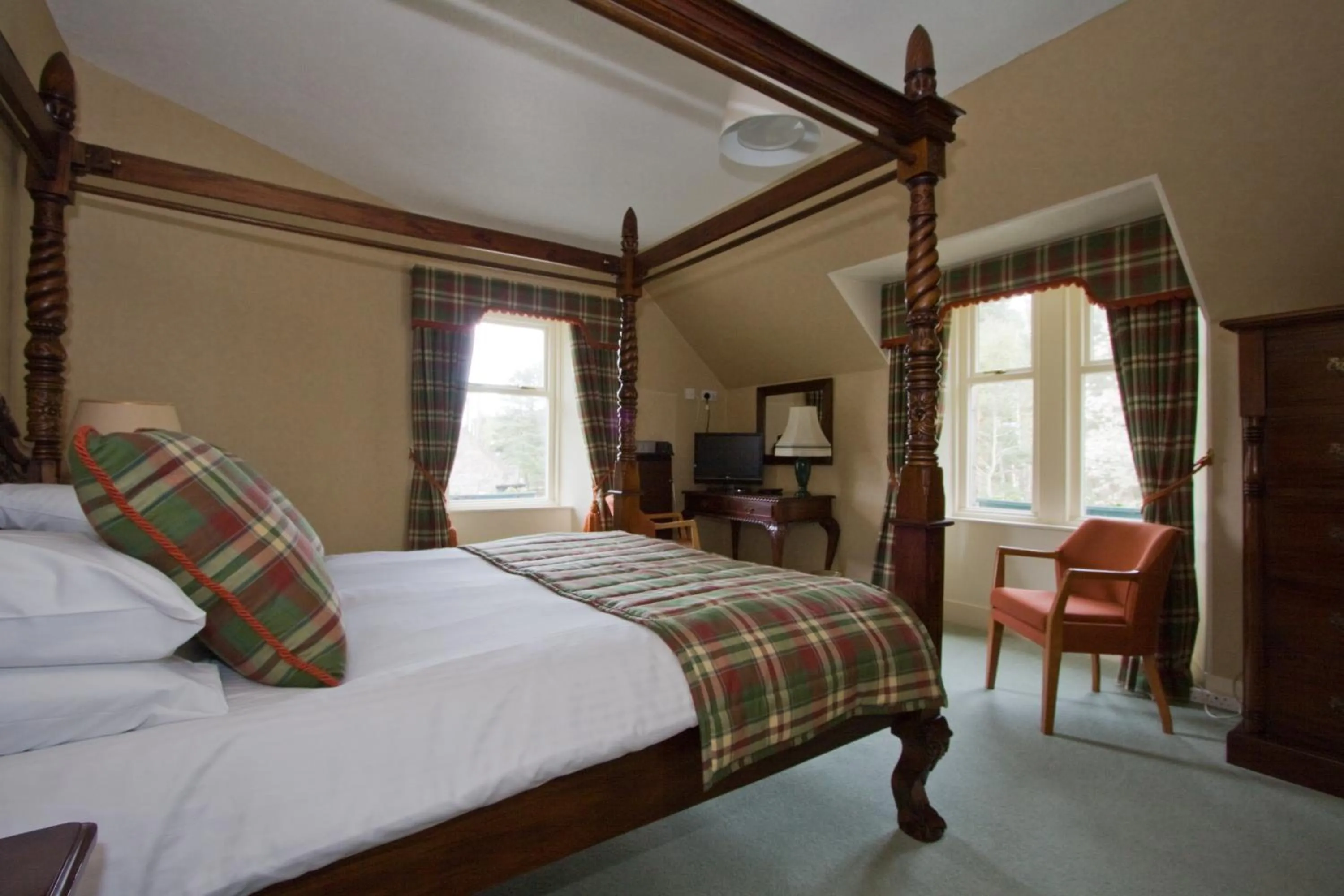 King Size Four Poster room (Master Room) in Loch Kinord Hotel