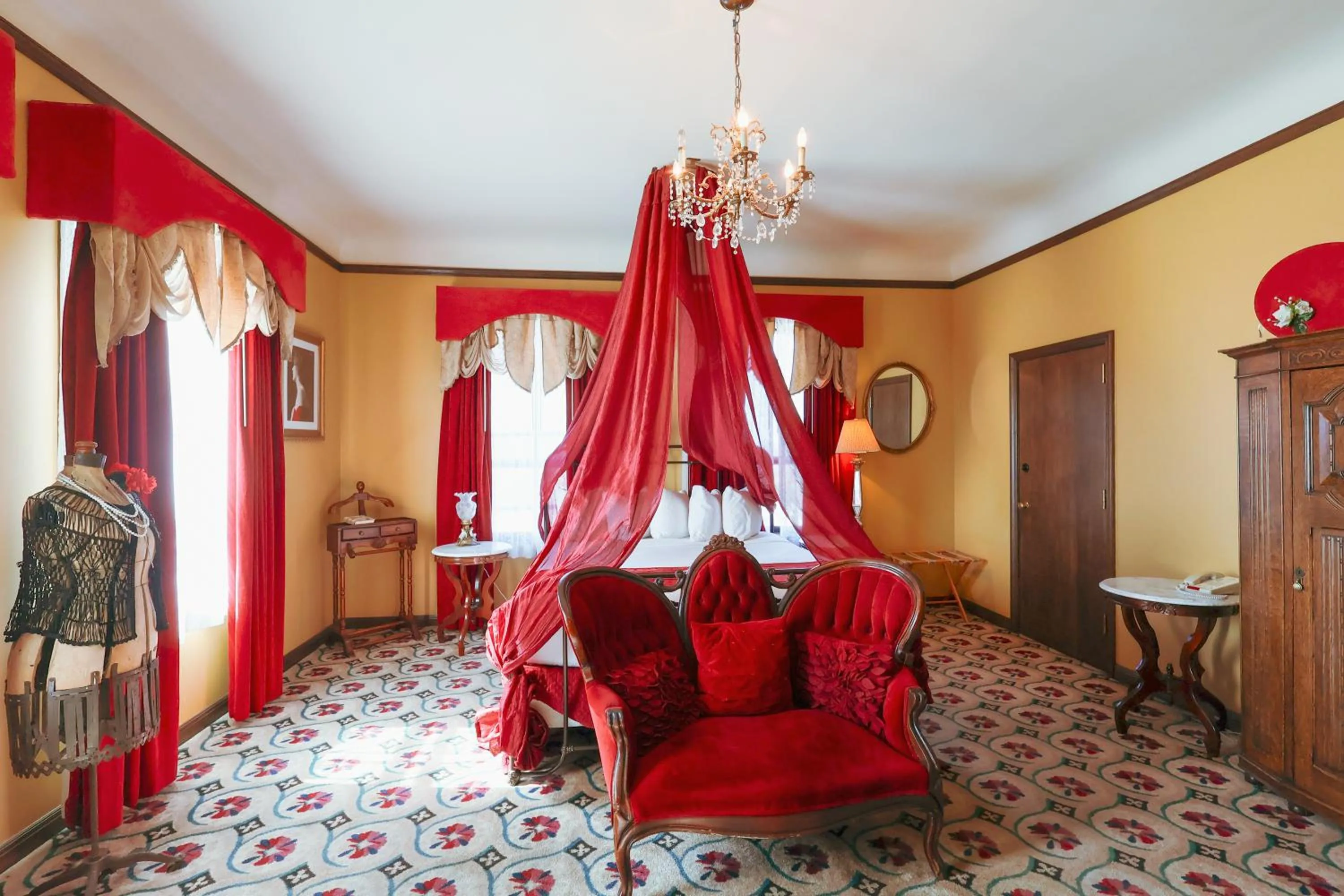 Deluxe King Suite in Mizpah Hotel