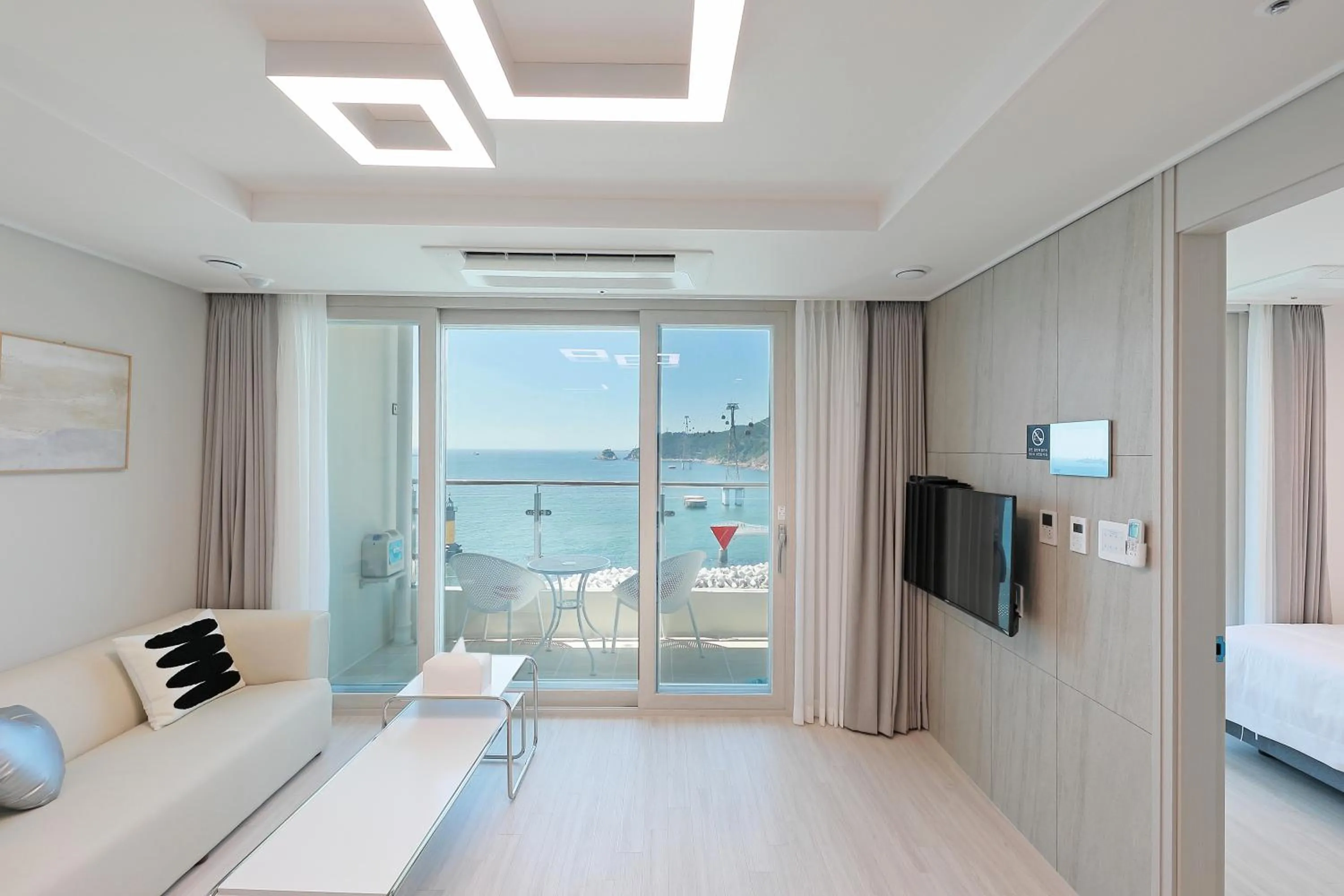 Deluxe Ocean Room with Songdo Cable car View in Elmomento Songdo