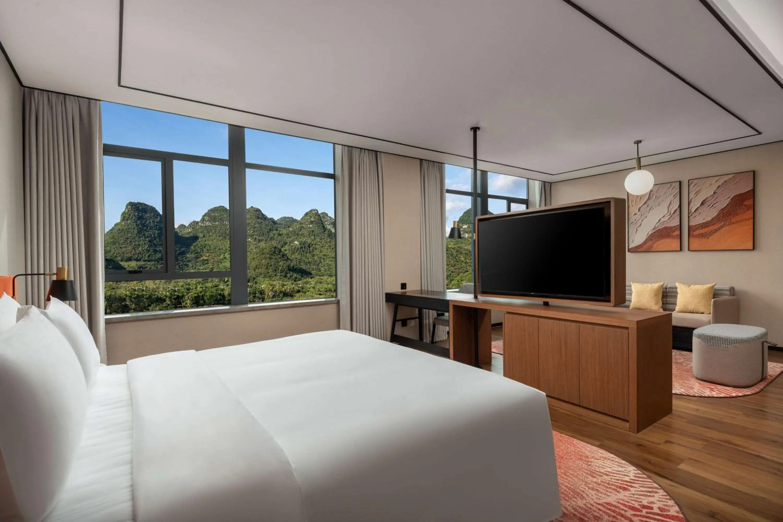 Deluxe King Suite in Hilton Garden Inn Xingyi Wanfenglin