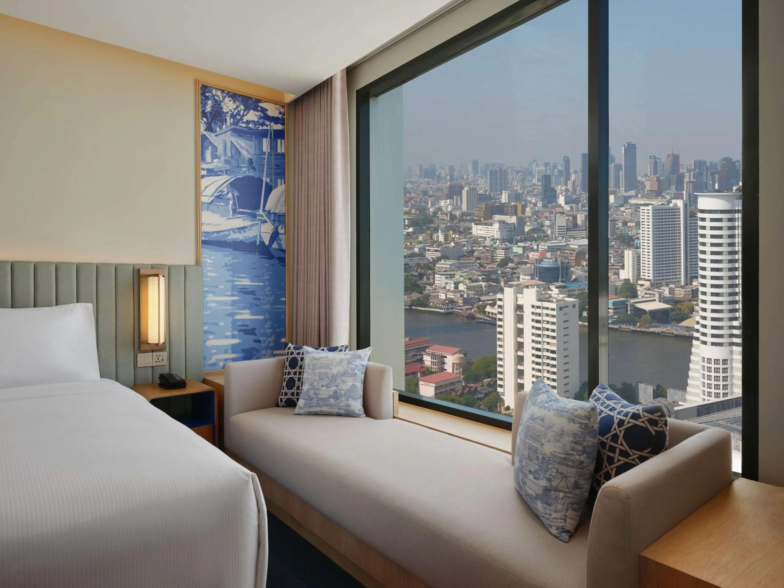 Deluxe King Room with River View in Hilton Garden Inn Bangkok Riverside