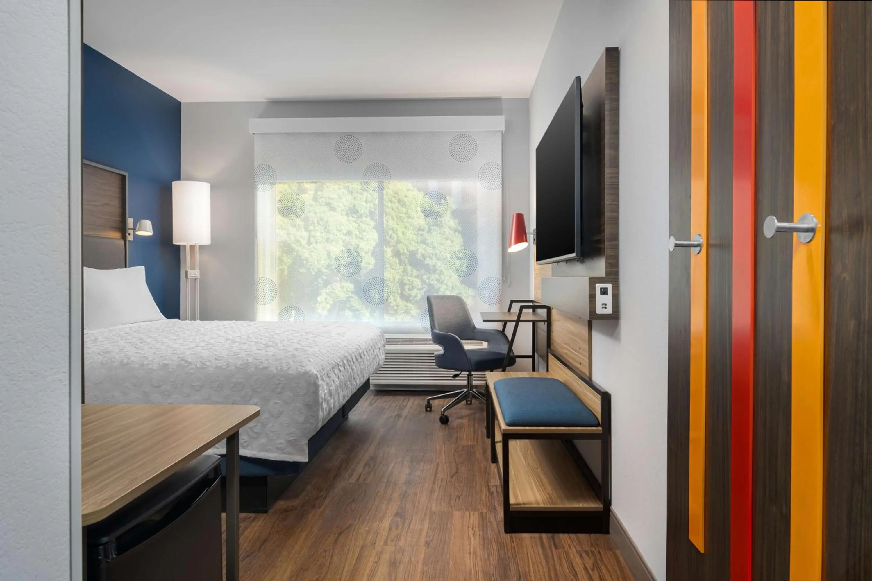 King Room with Walk-In Shower in Tru By Hilton Phoenix Midtown