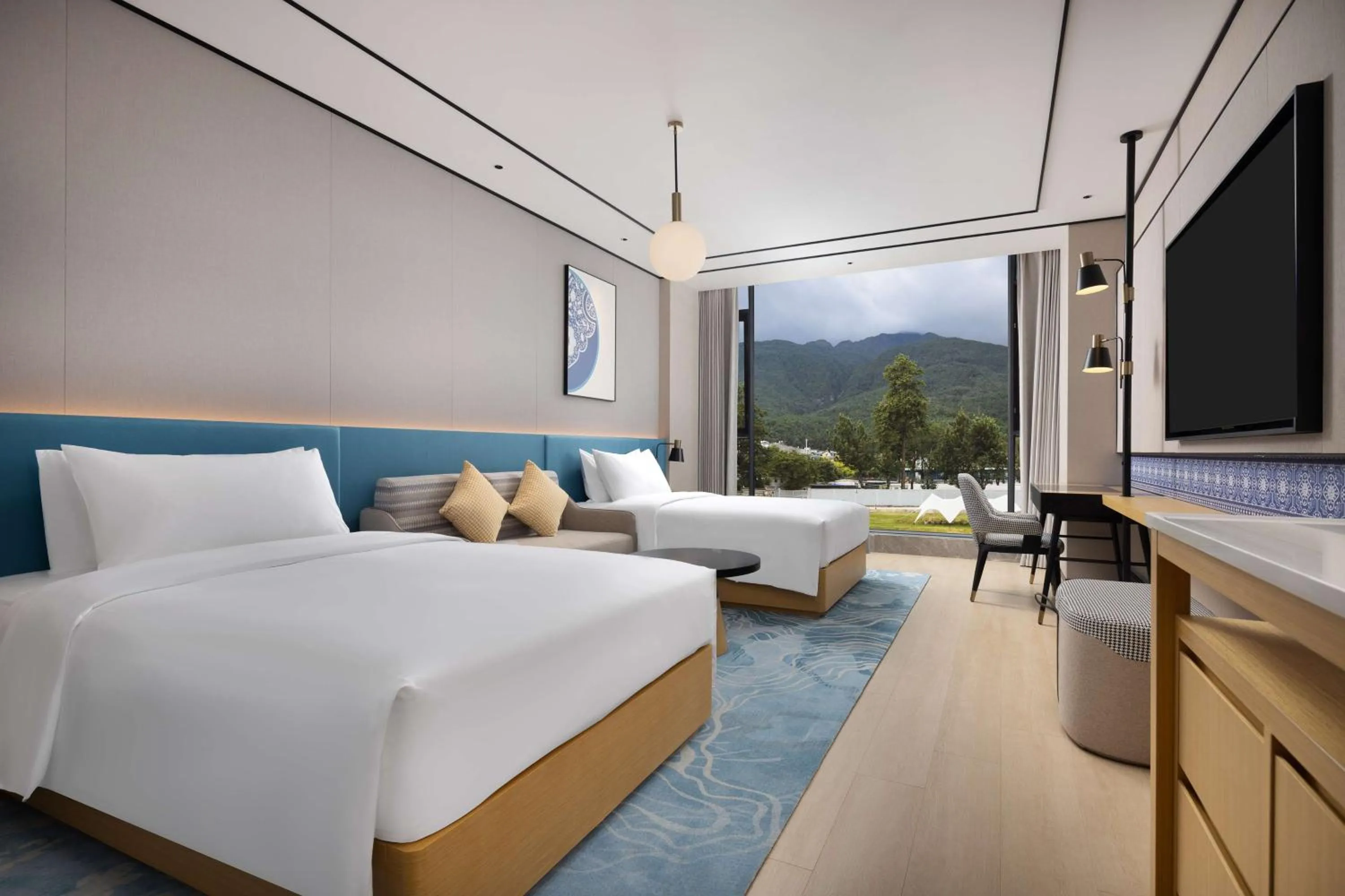 Twin Room with Mountain View in Hilton Garden Inn Dali Ancient City