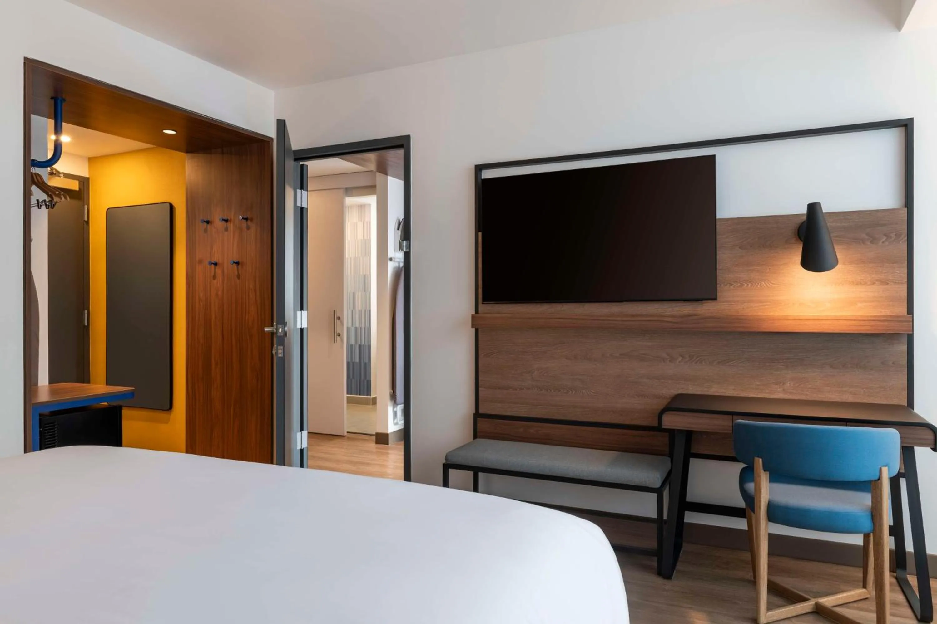 Queen Room with walk-in shower in Tru By Hilton Cali Sur