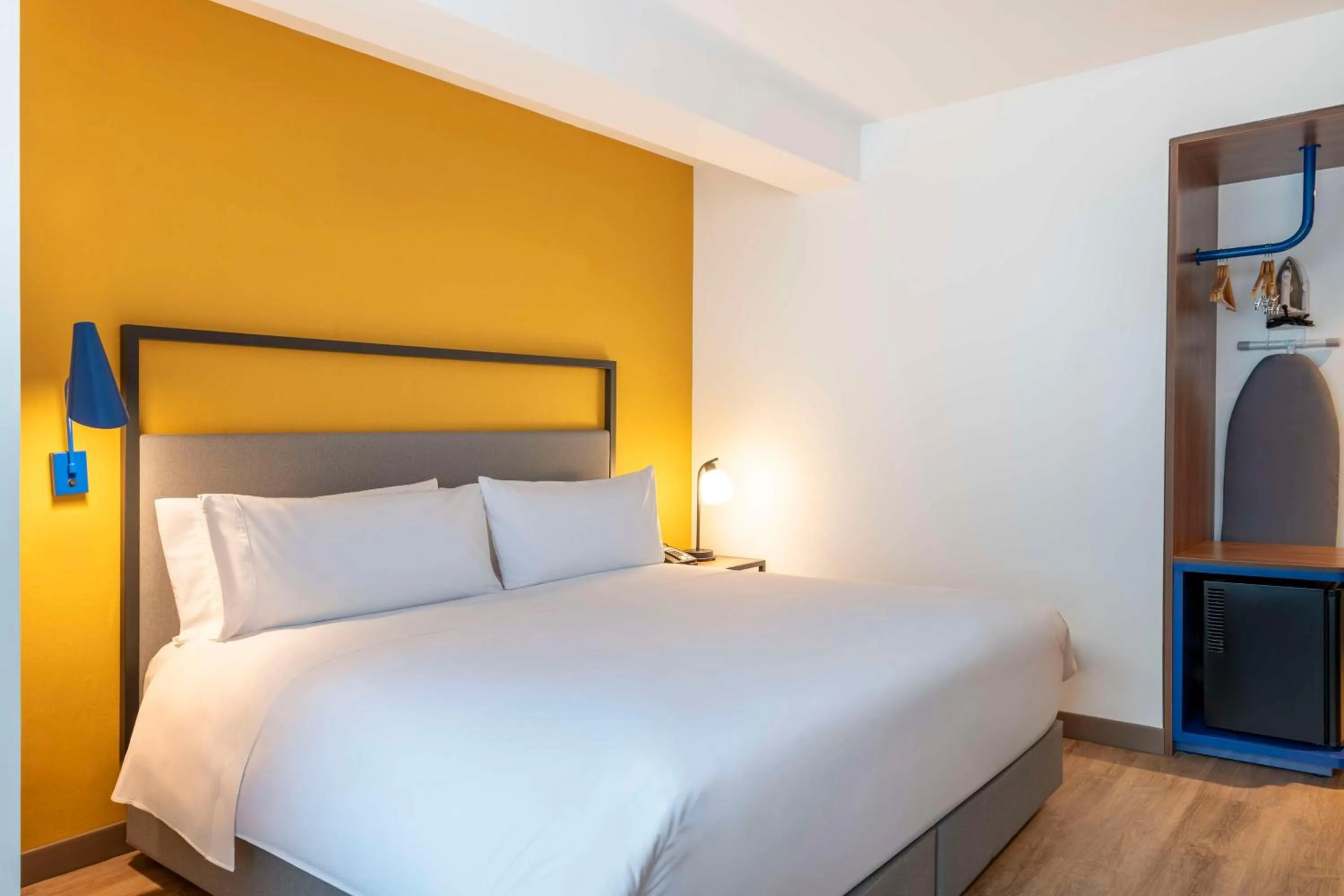 King Room with Walk-In Shower in Tru By Hilton Cali Sur