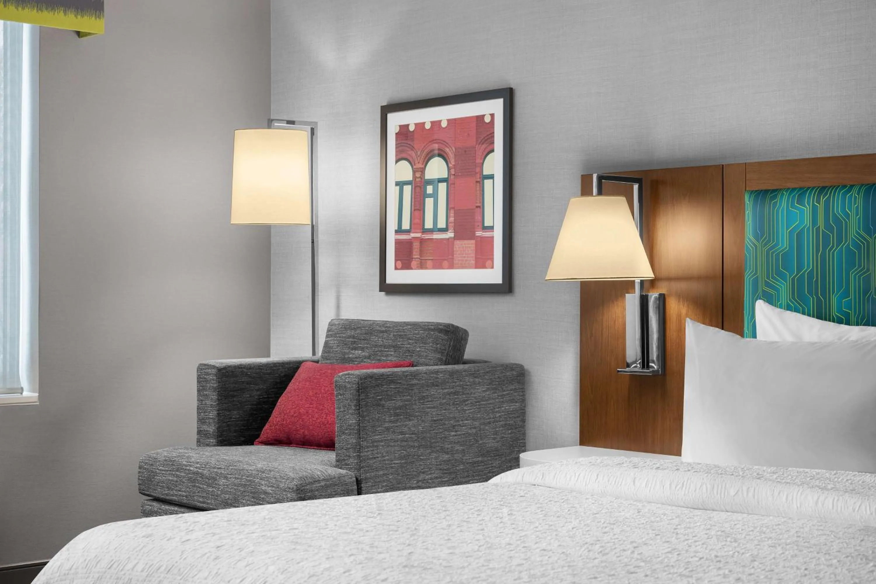 King Room with Microwave and Fridge in Hampton Inn & Suites Orangeville, On