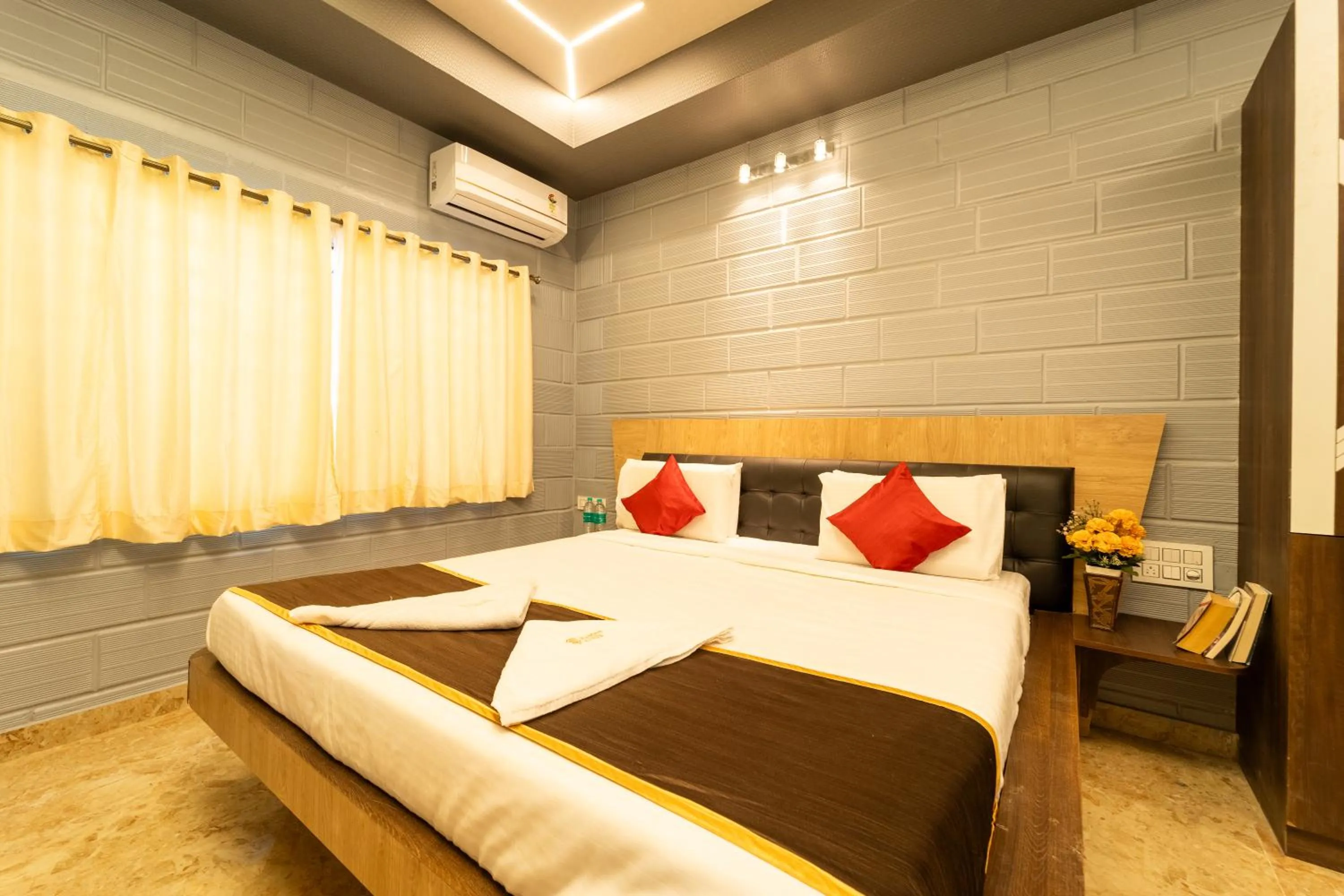 Deluxe King Studio in Seasons Suites - HBR