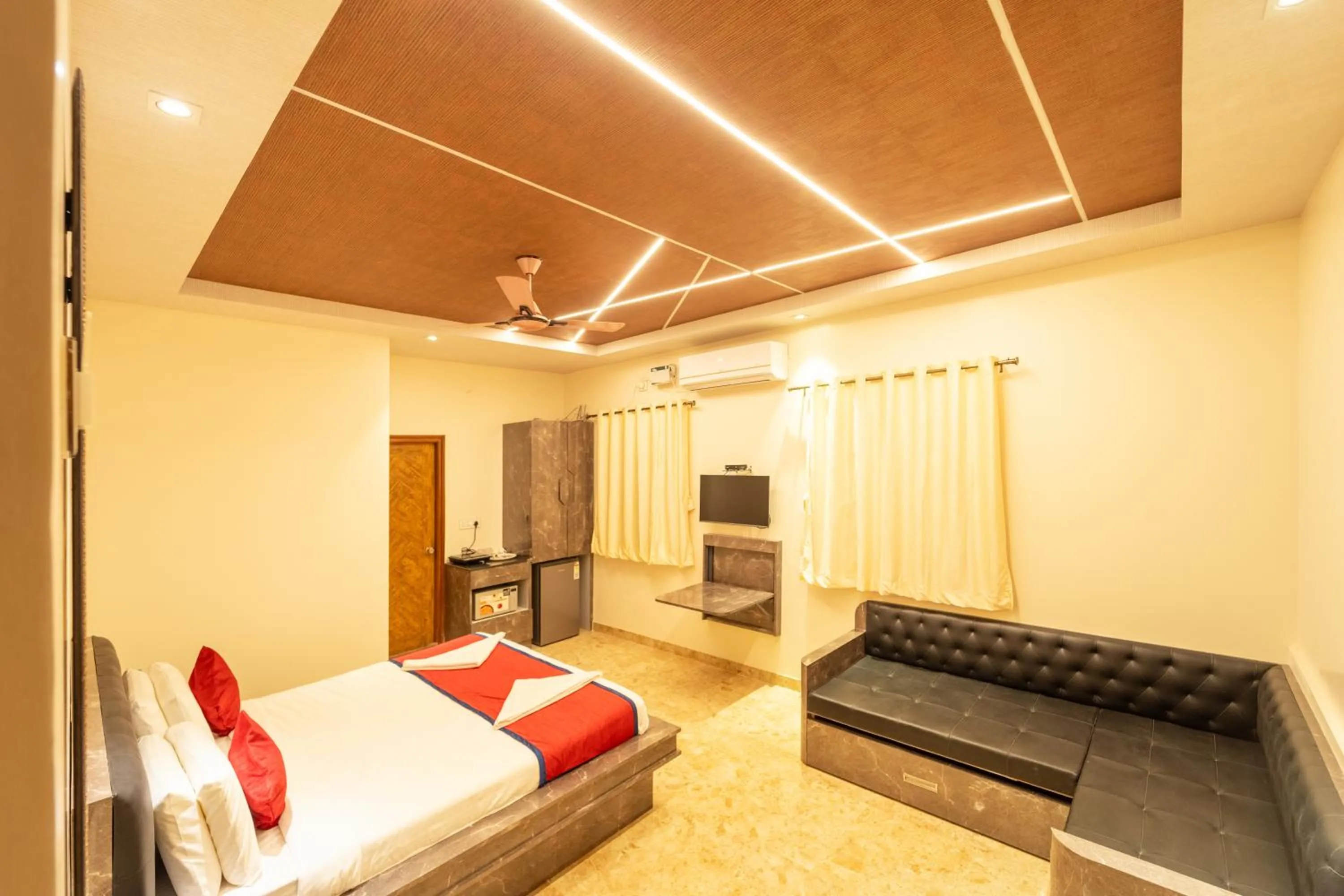 Three-Bedroom Apartment in Seasons Suites - HBR