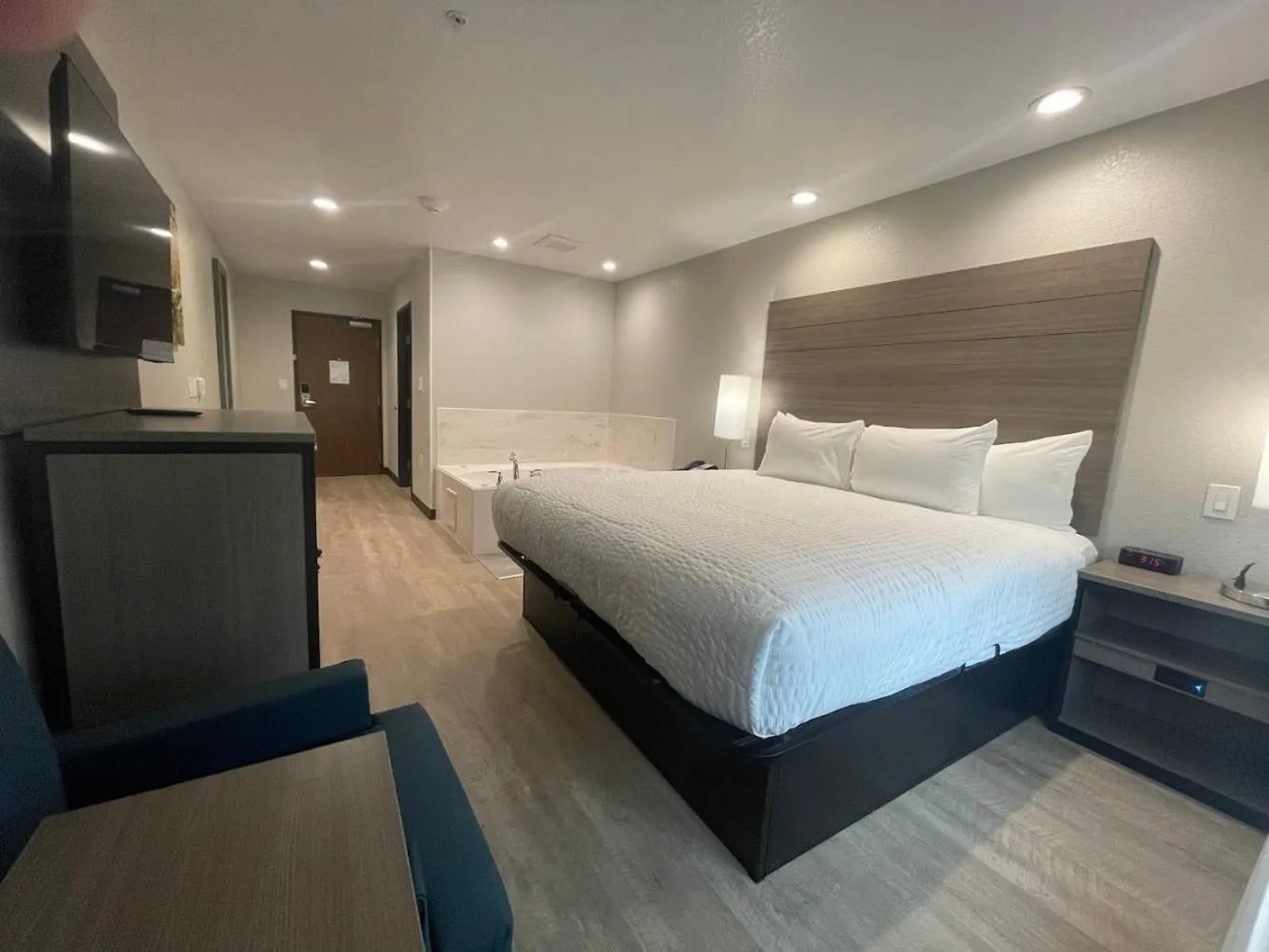 King Room with Jacuzzi - Non Smoking/Interior Hall in Clarion Pointe