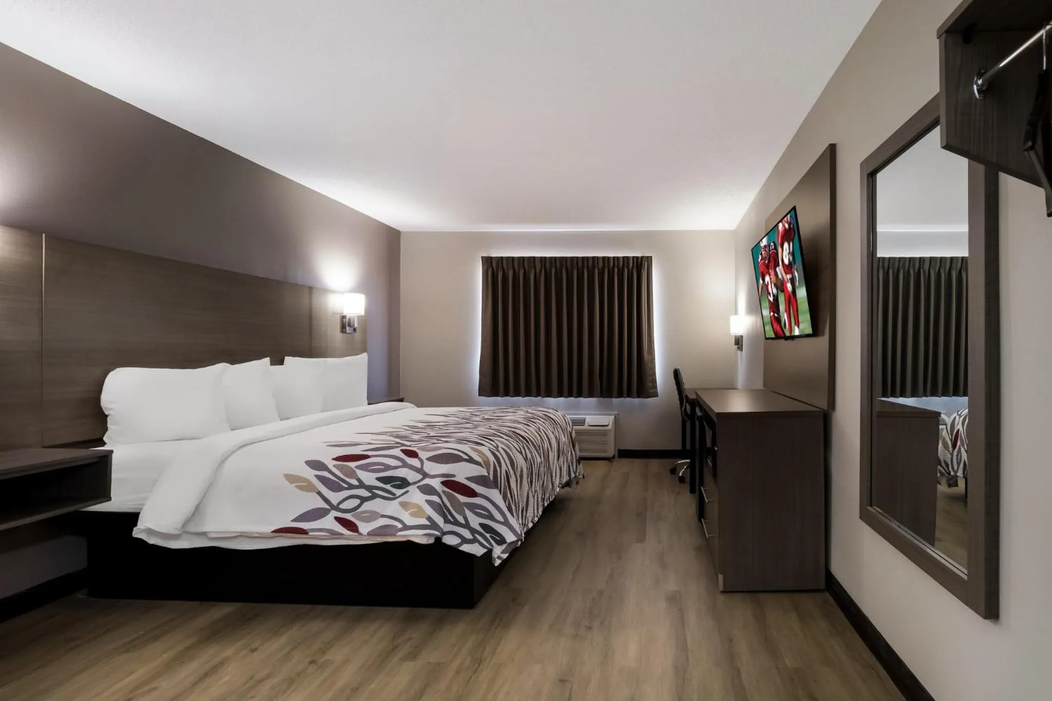 Deluxe King Bed Non-Smoking in Super 8 by Wyndham Marston