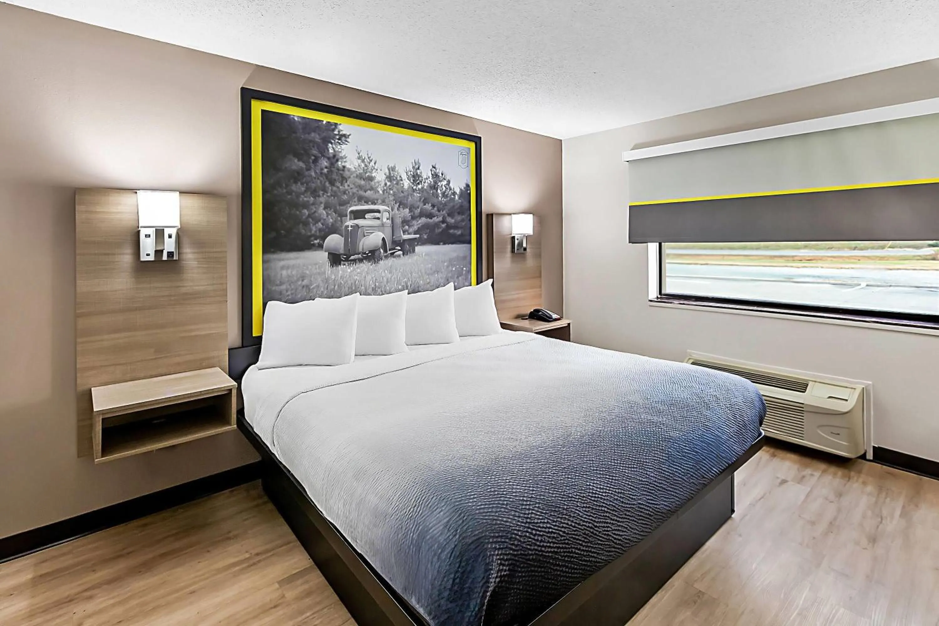 King Room with Mobility Access and Bathtub with Grab Bars, Non-Smoking in Super 8 by Wyndham Marston