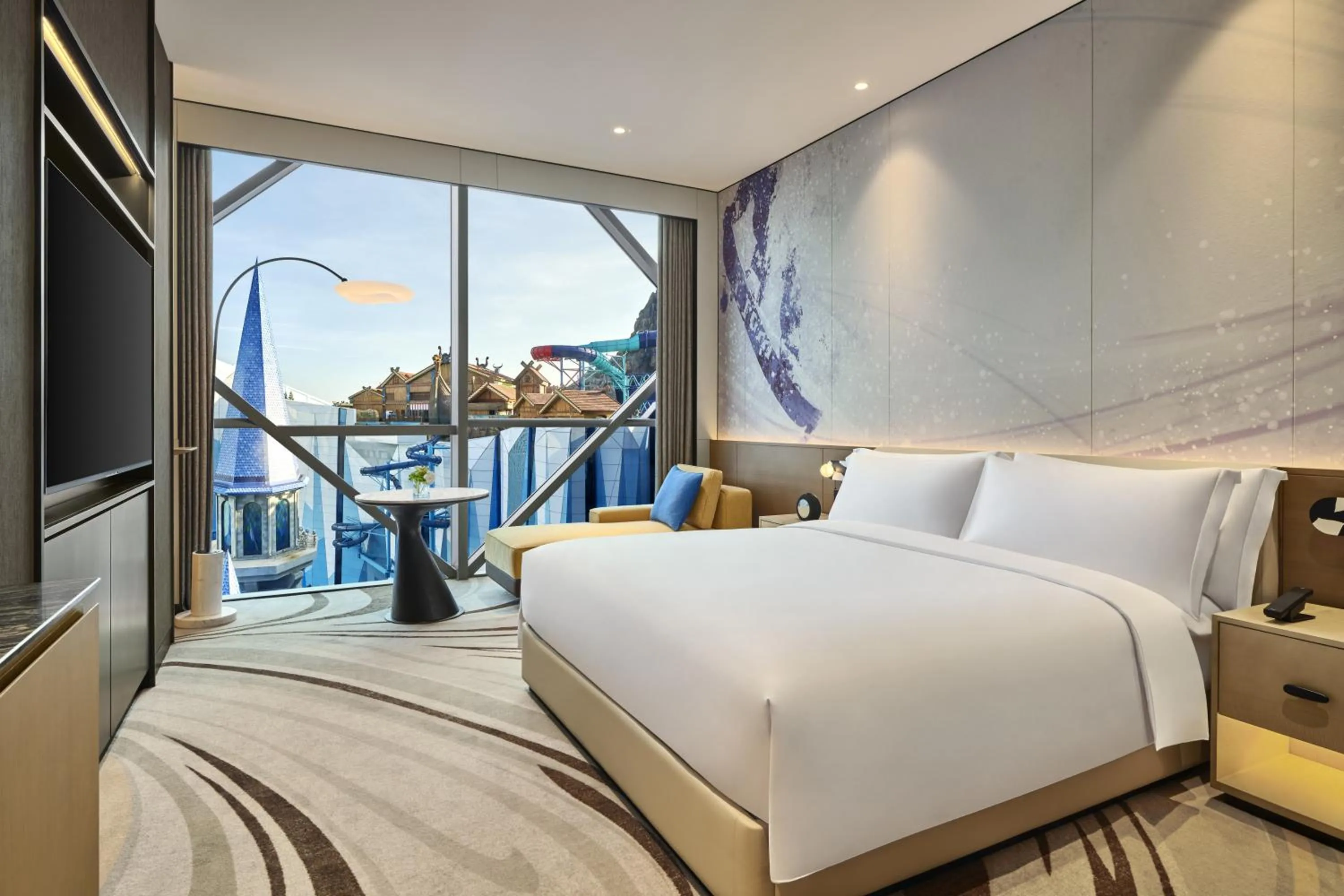 Standard King Room with Park View in Crowne Plaza Shanghai Snow World by IHG
