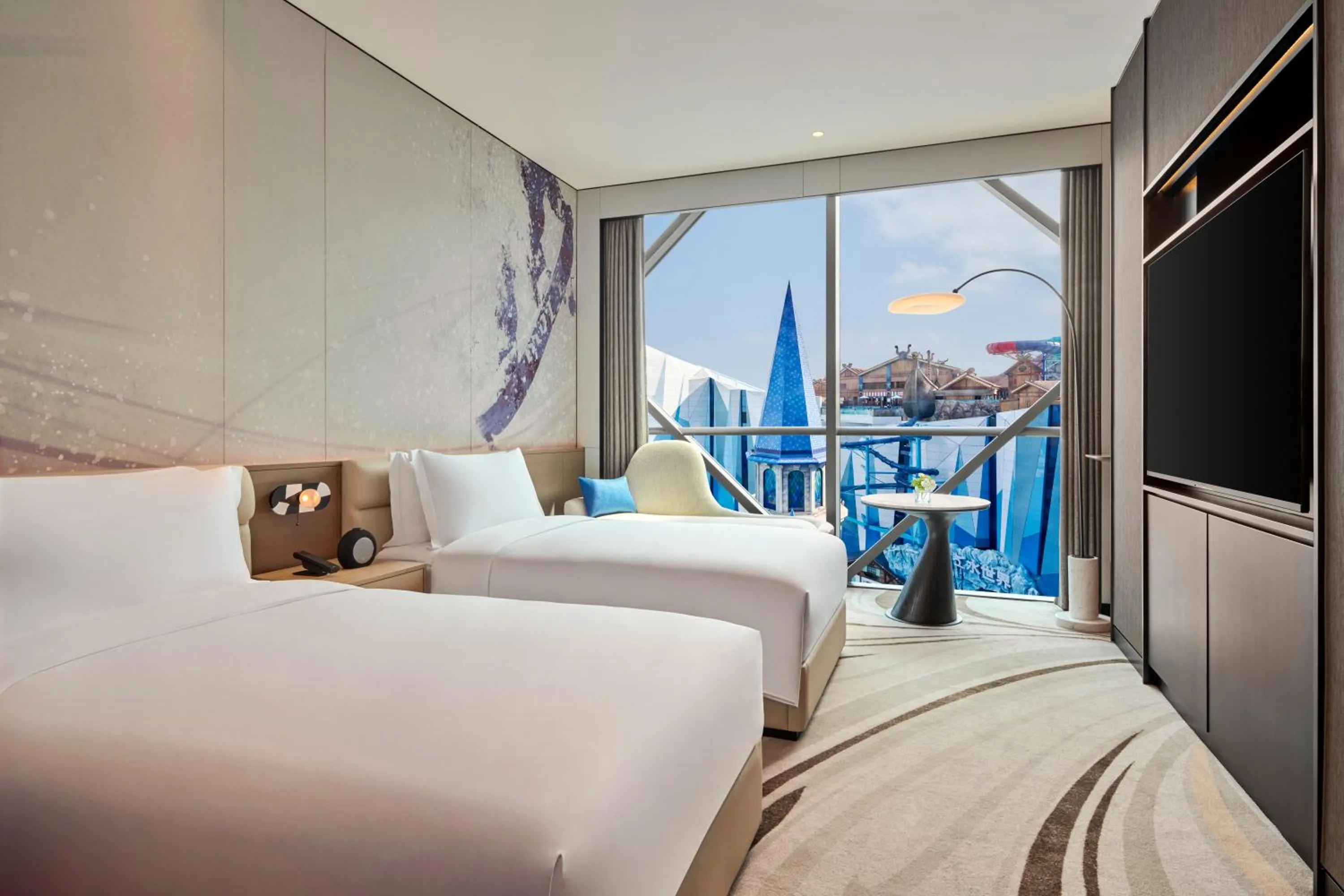 Standard Twin Room with Yaoxue Park View in Crowne Plaza Shanghai Snow World by IHG