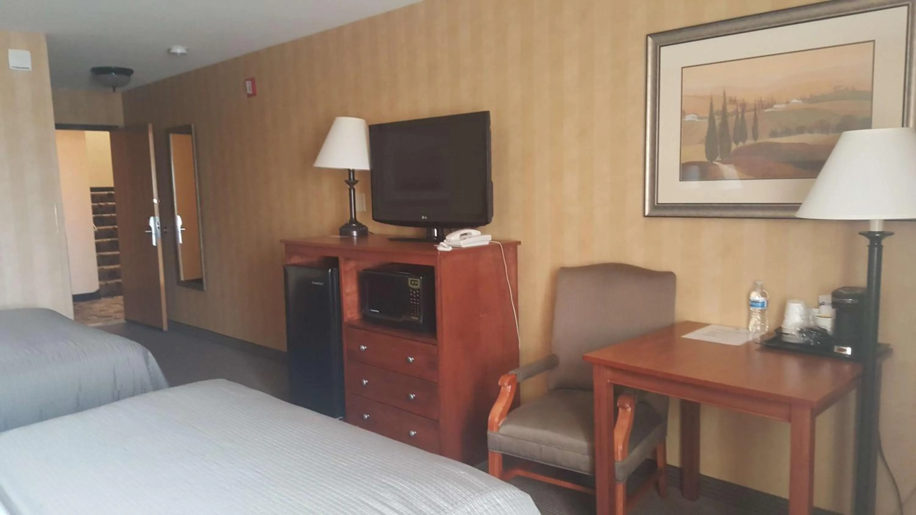Queen Room with Two Queen Beds and Bath Tub - Disability Access in Best Western Pendleton Inn