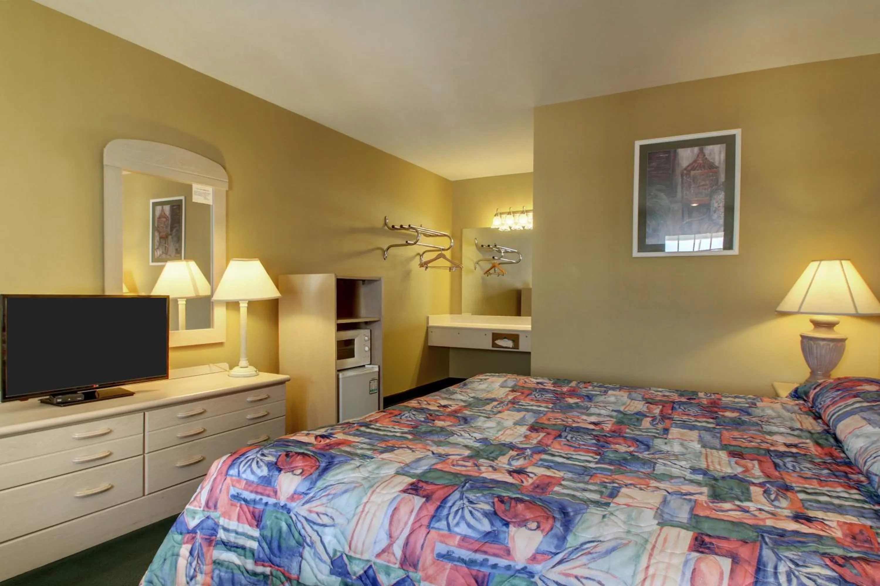 King Room Non-Smoking - single occupancy in Key West Inn - Childersburg