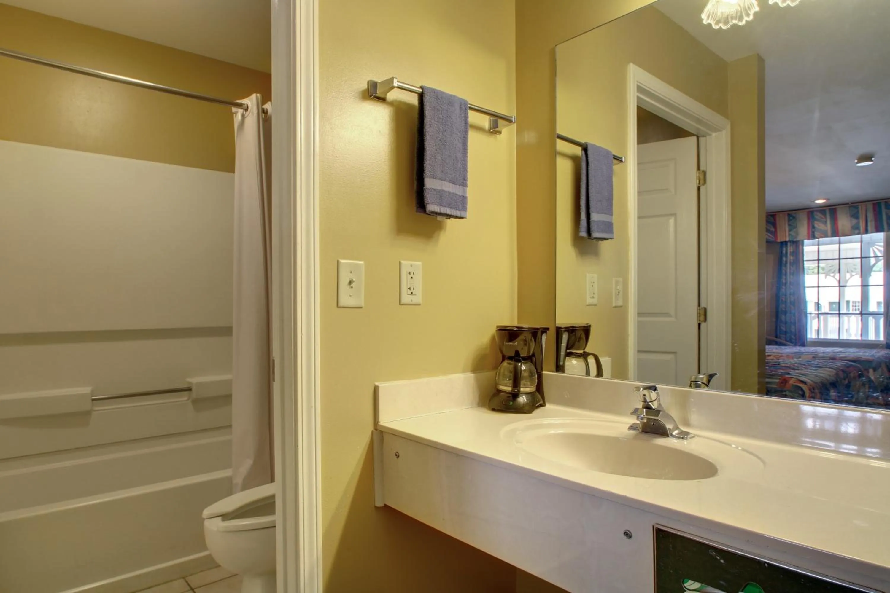 2 Queen Beds Non-Smoking in Key West Inn - Childersburg