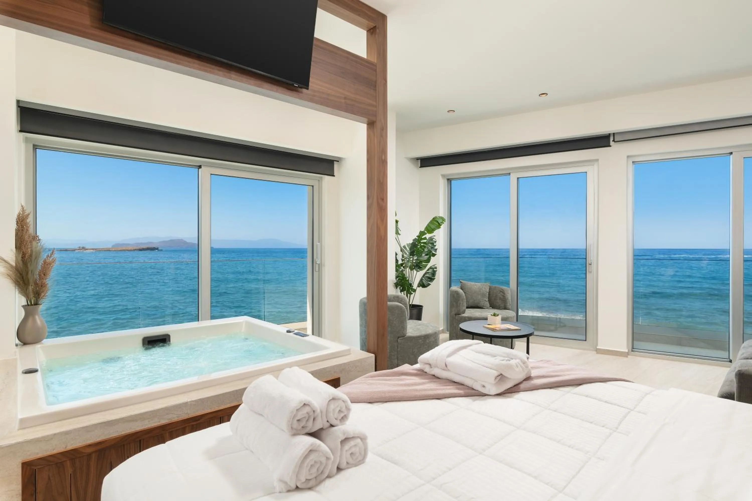 Superior Seafront Suite with Indoor Hot tub in Elia Sea Suites