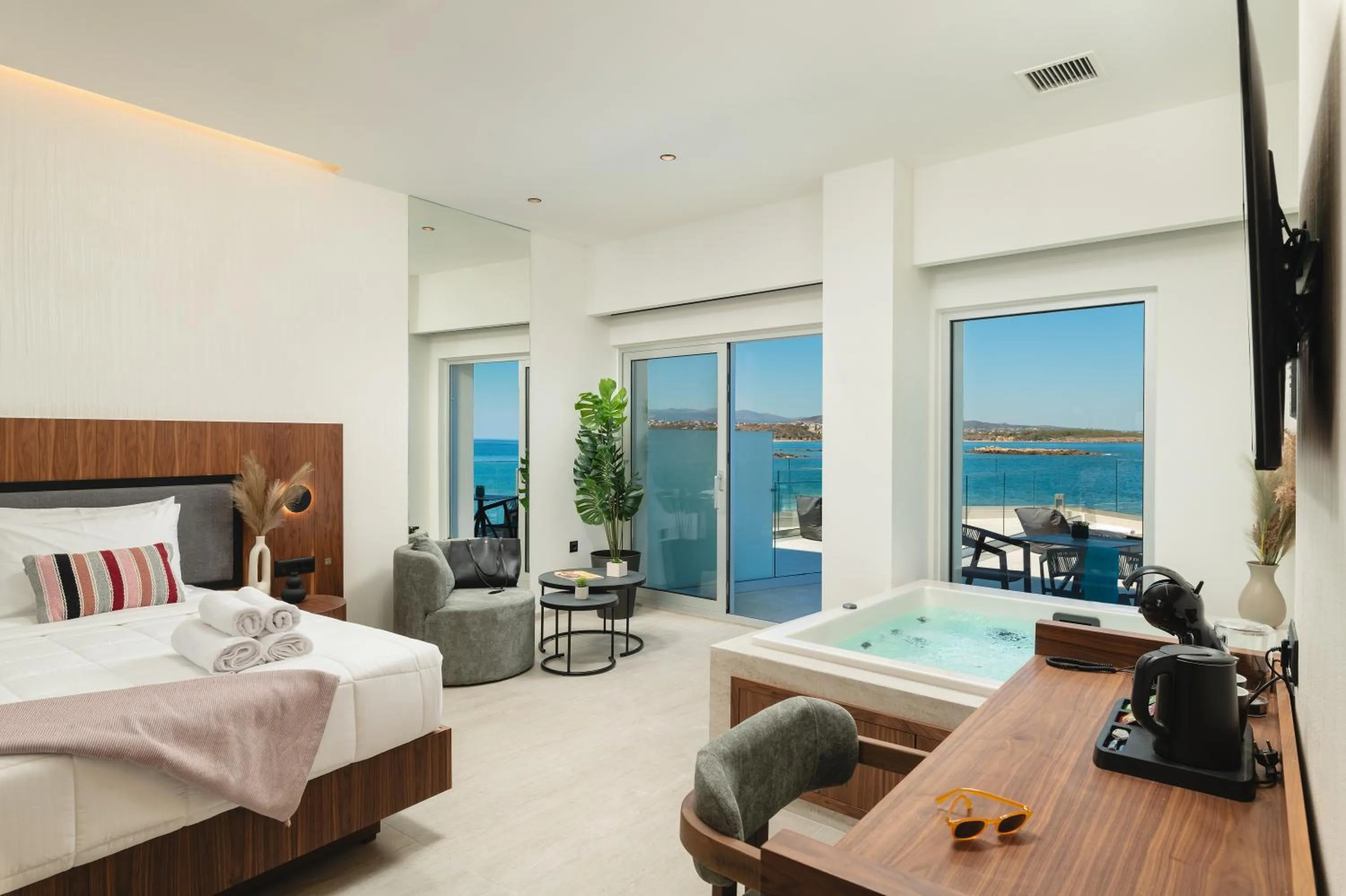 Sunlounge Seafront Suite with Indoor Hot tub in Elia Sea Suites