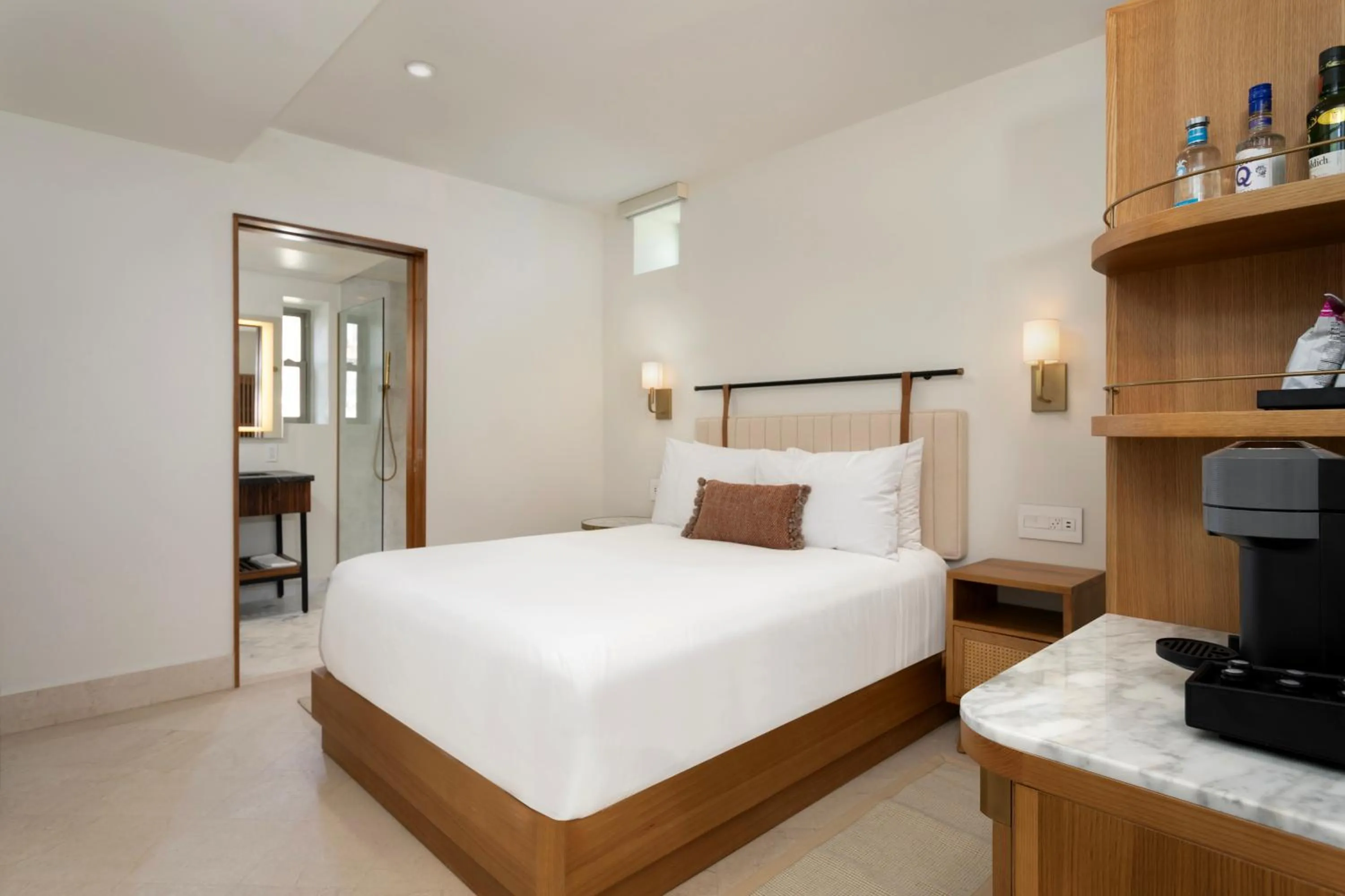 Queen Room - Disability Access in Alma San Juan