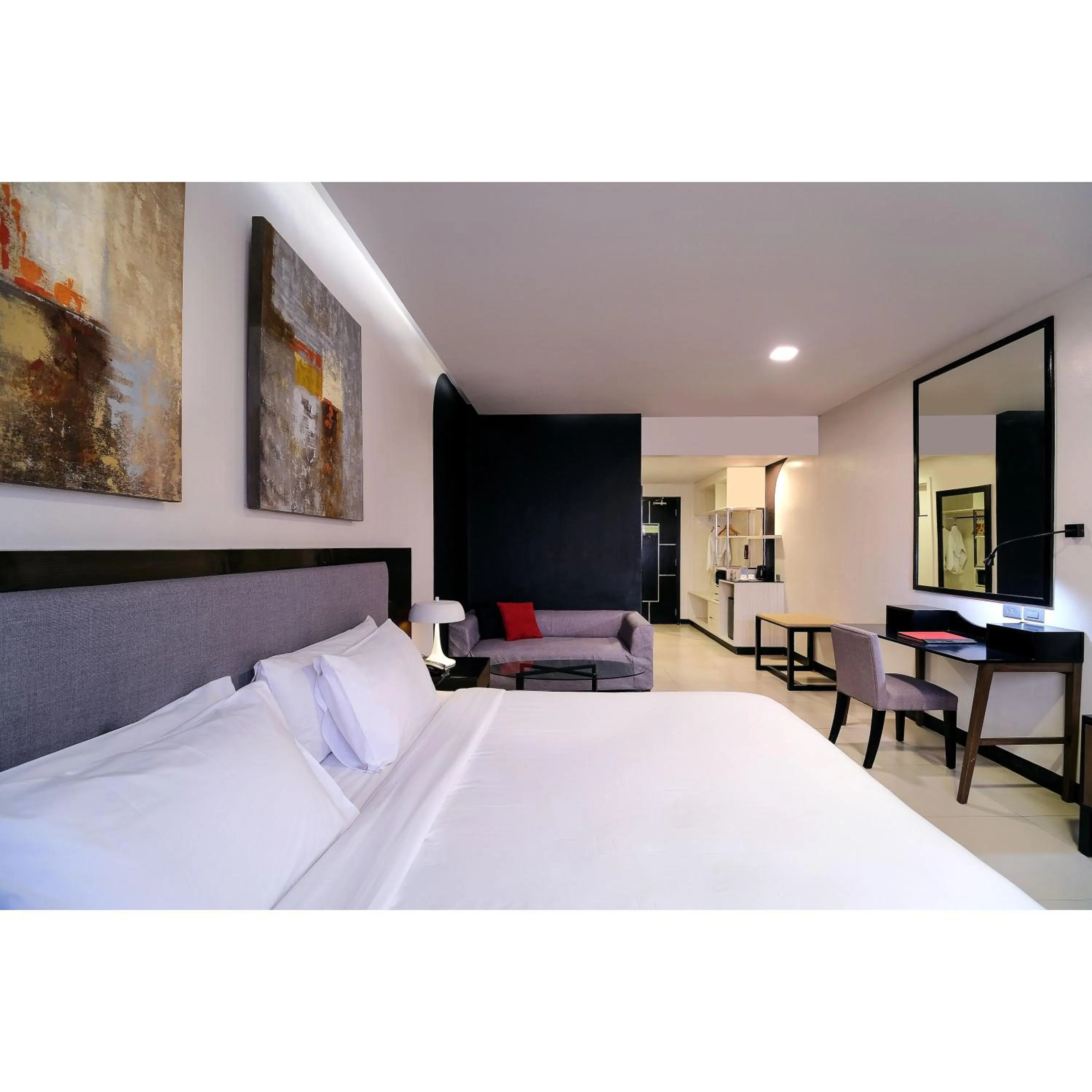 Deluxe King Room in Summit Hotel Magnolia