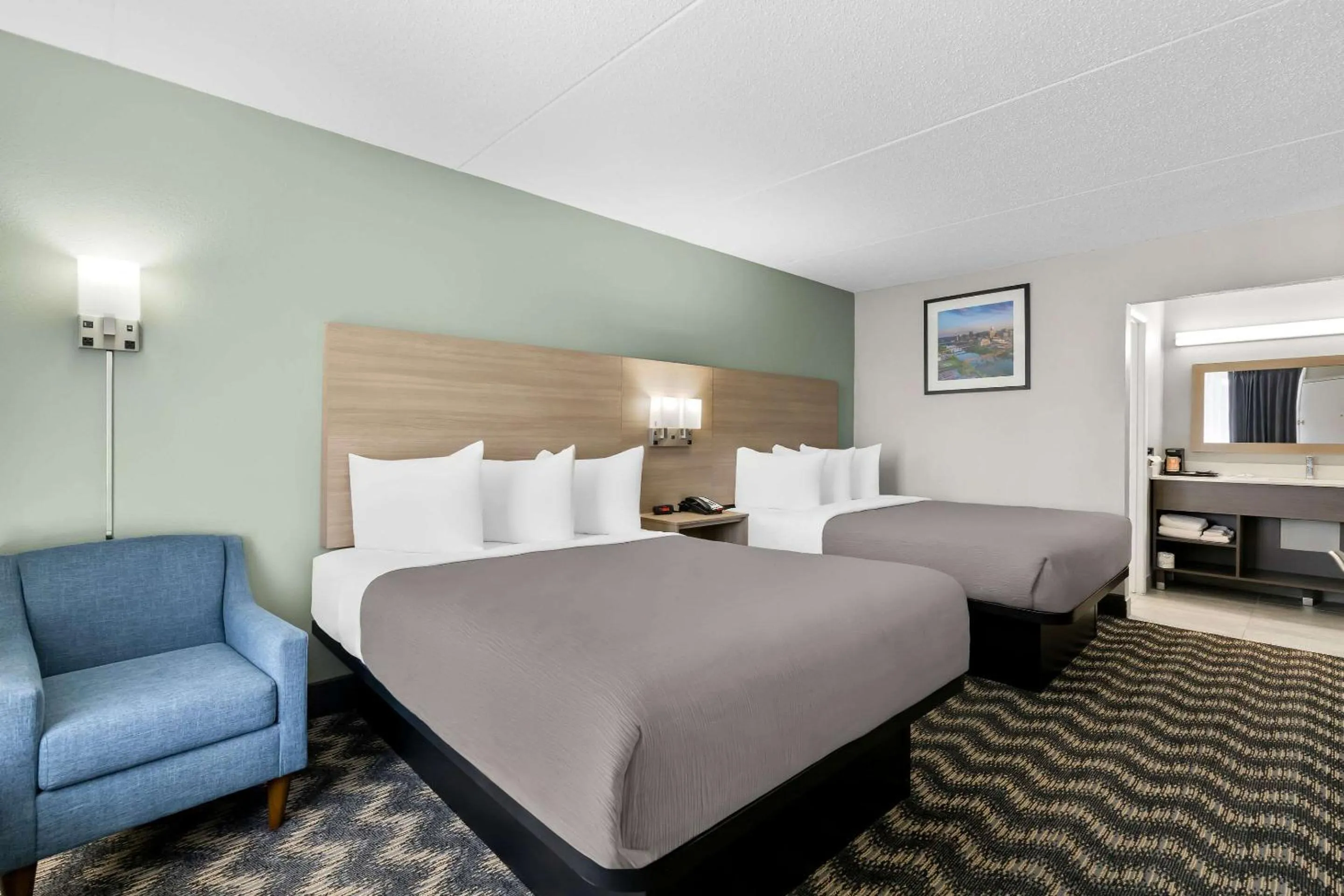 Quadruple Room with Two Queen Beds and Tub - Disability Access/Non Smoking in Quality Inn Nashville - Opryland Area