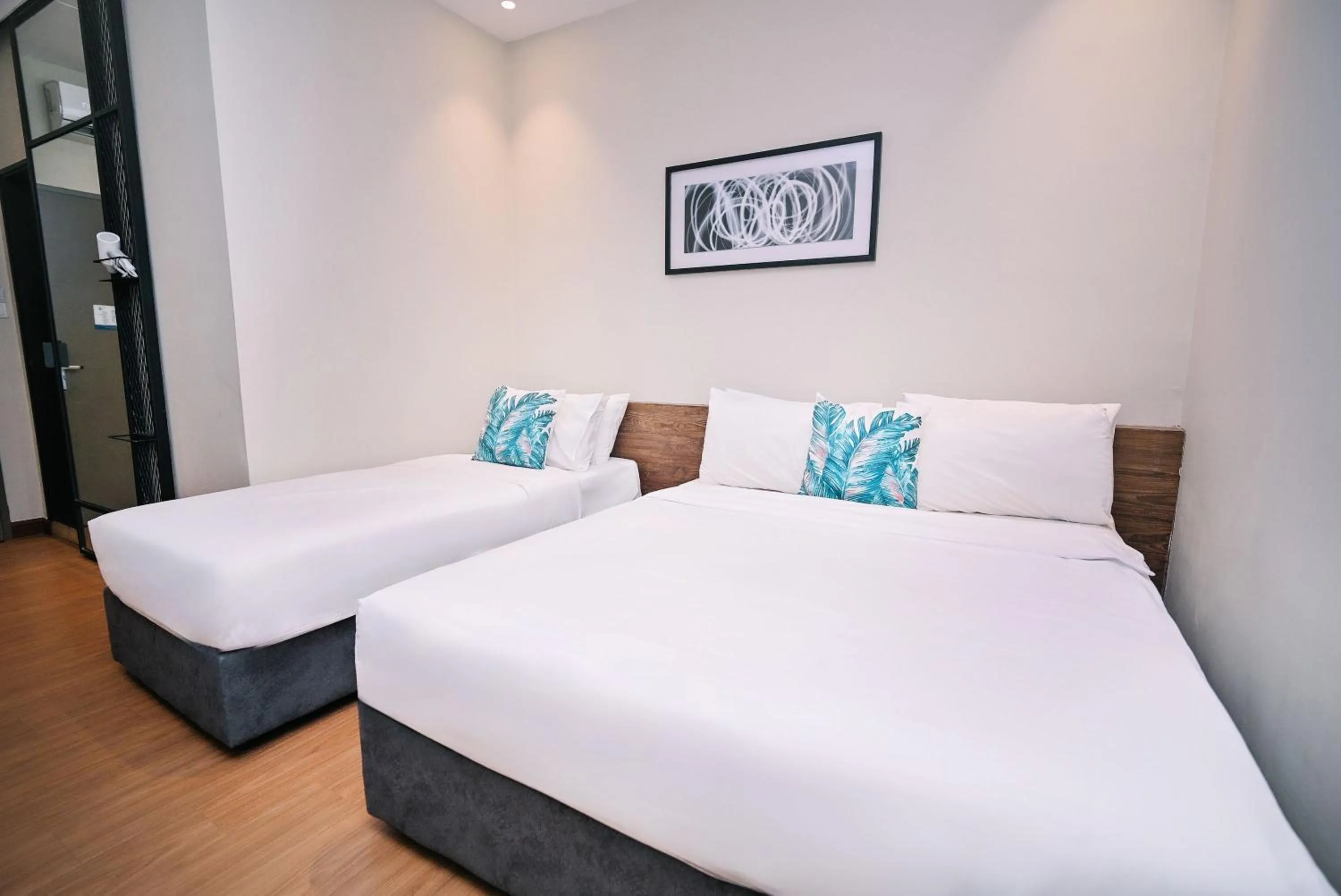 Standard Triple Room in Kingston Hotel 4 - TRX