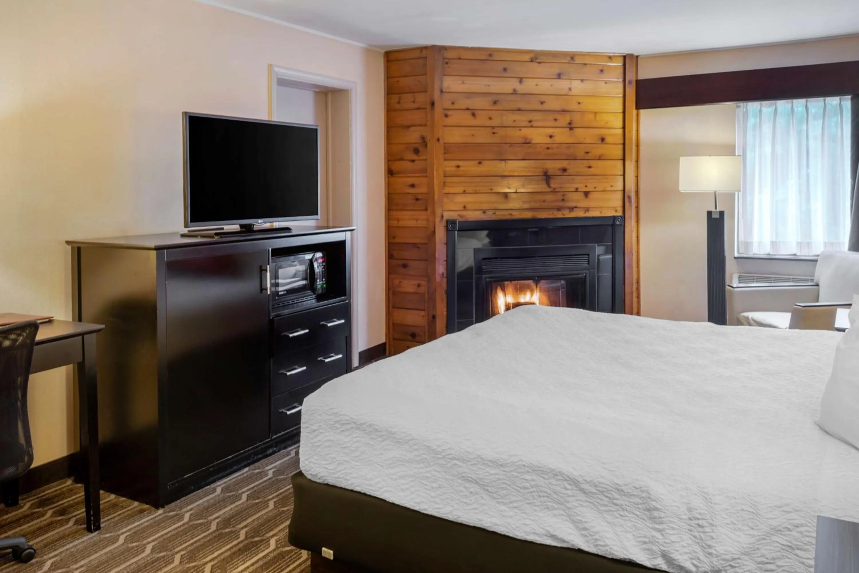King Room with Jetted Tub and Fireplace - Non-Smoking in BEST WESTERN PLUS Poconos