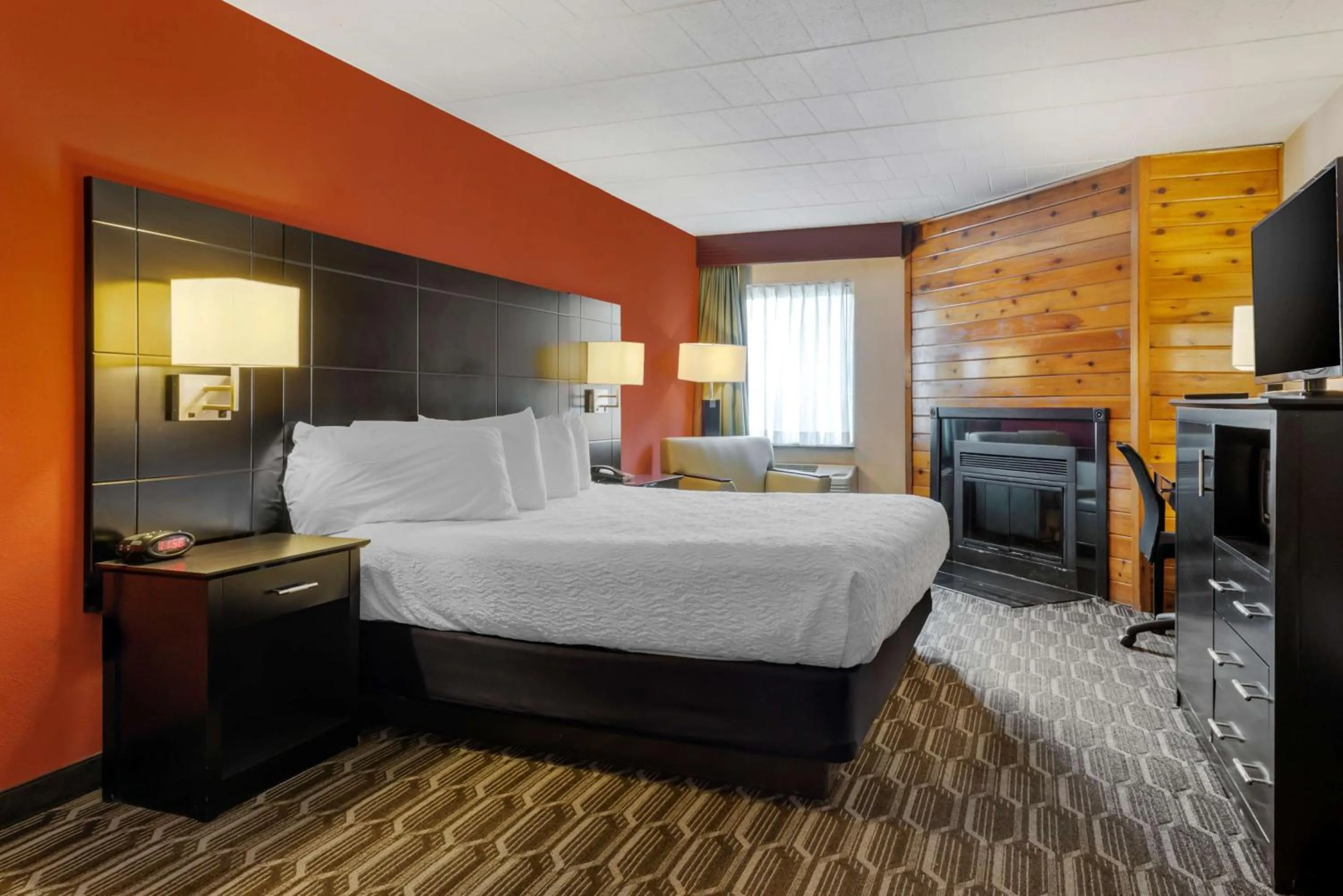 King Room with Fireplace and Spa Bath - Non Smoking in BEST WESTERN PLUS Poconos