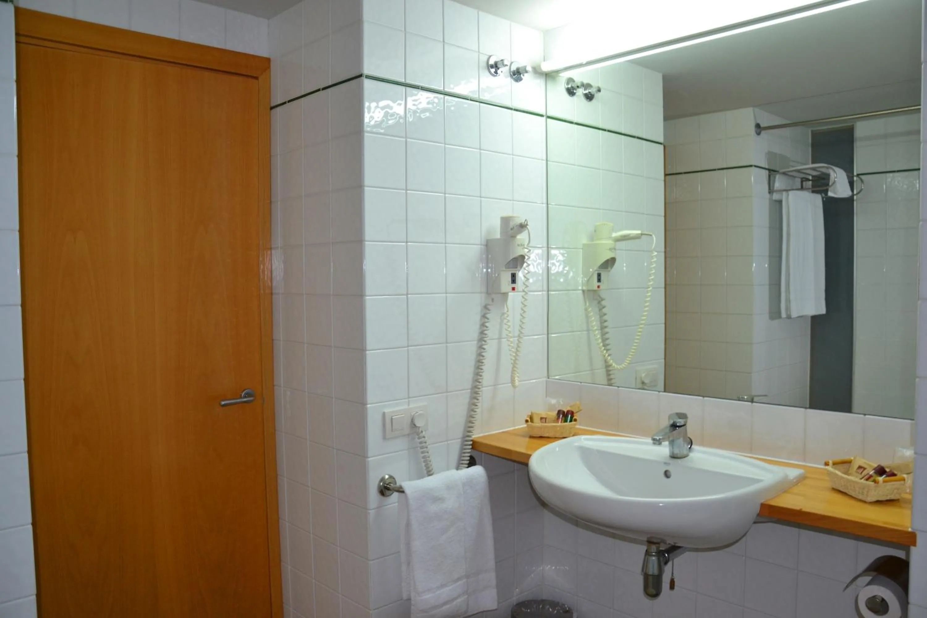 Two-Connecting Rooms (2 Adults + 2 Children) in Monestir de Les Avellanes