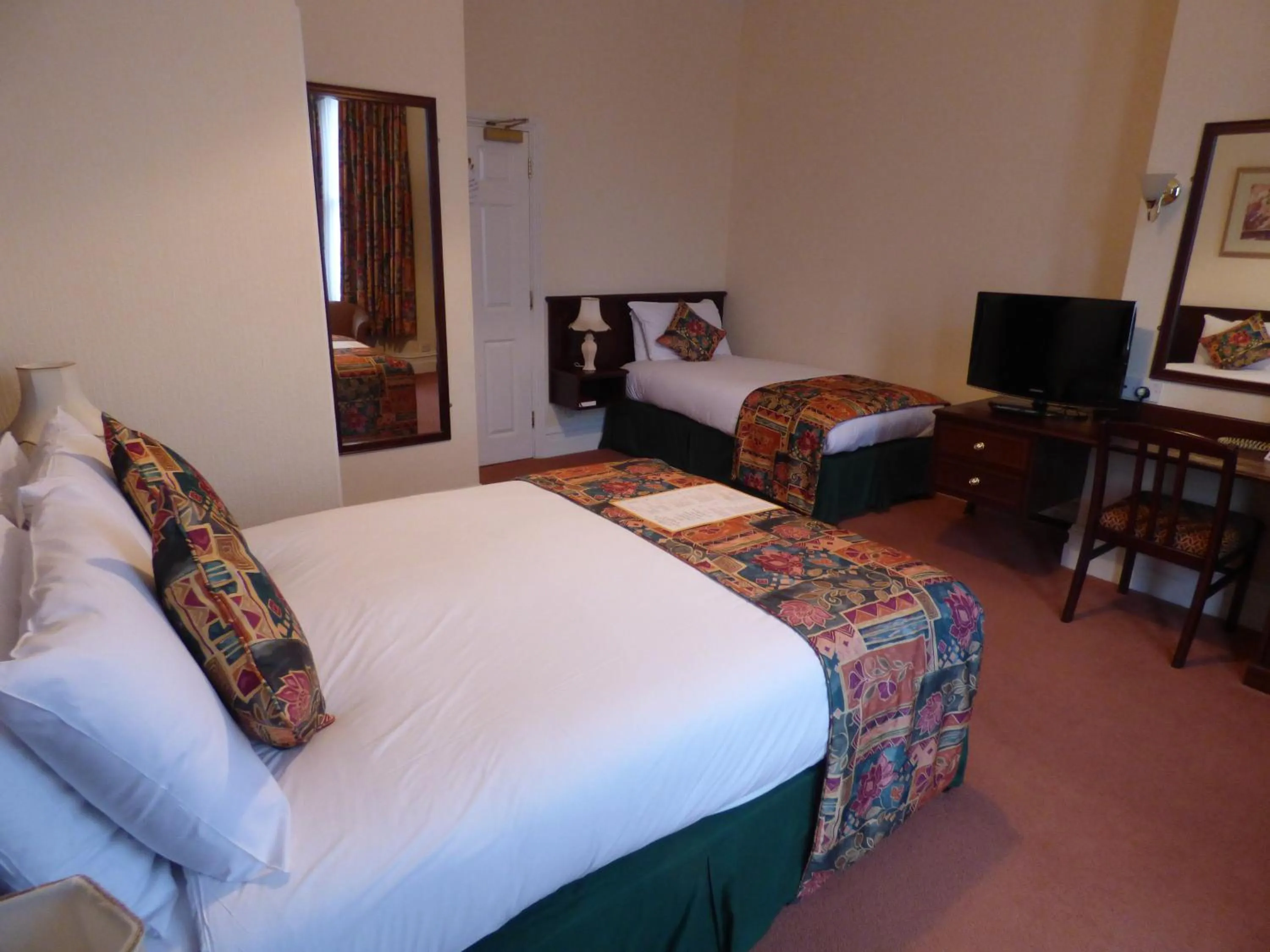 Deluxe Family Room in Arundel House Hotel