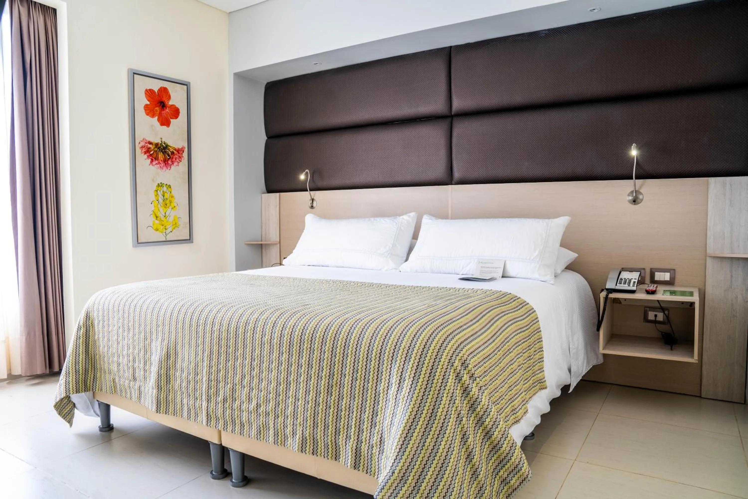 Standard Queen Room in Wyndham Garden Barranquilla