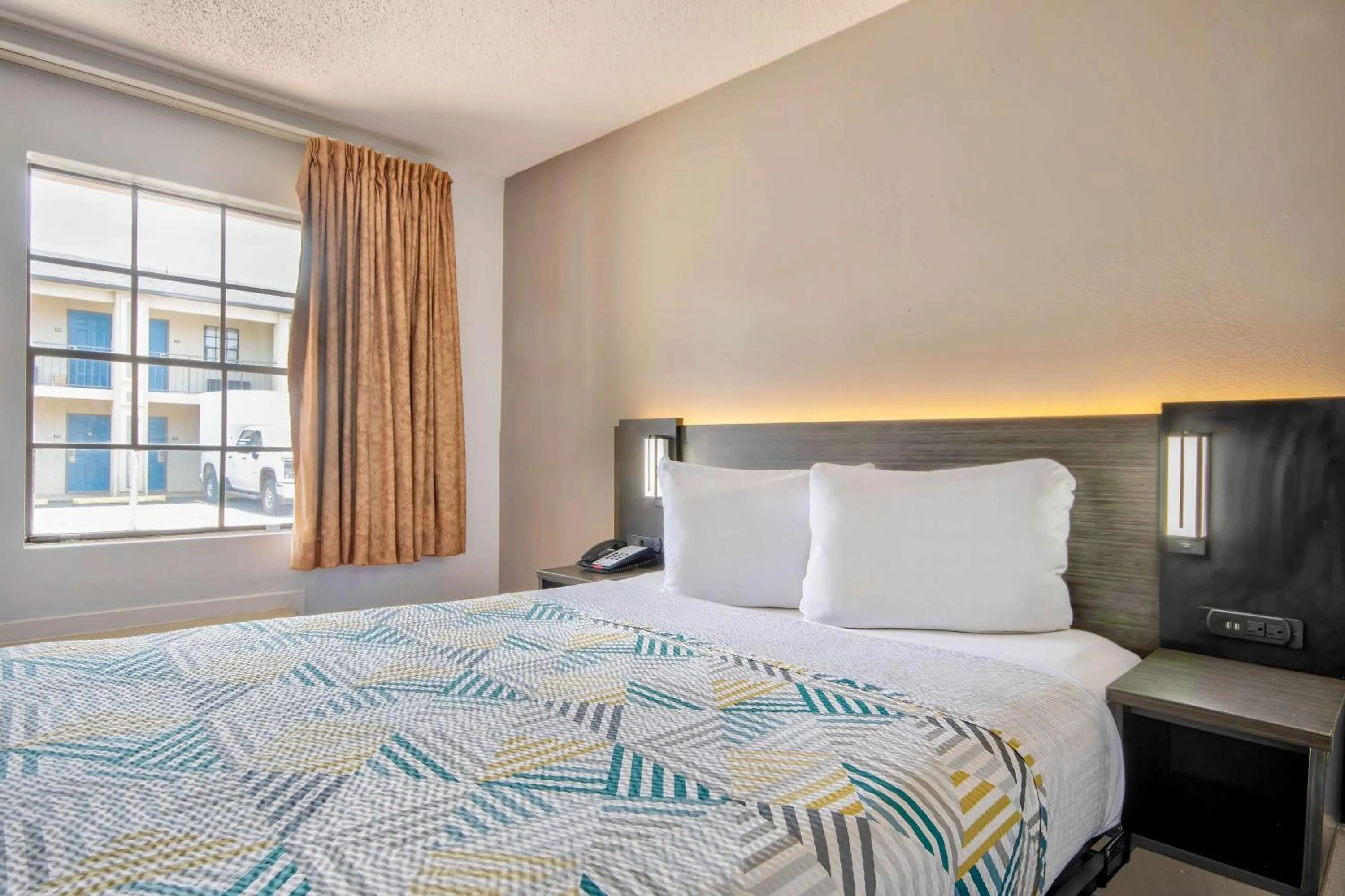 King Room - Disability Access - Non-Smoking in Motel 6 Bossier City, La