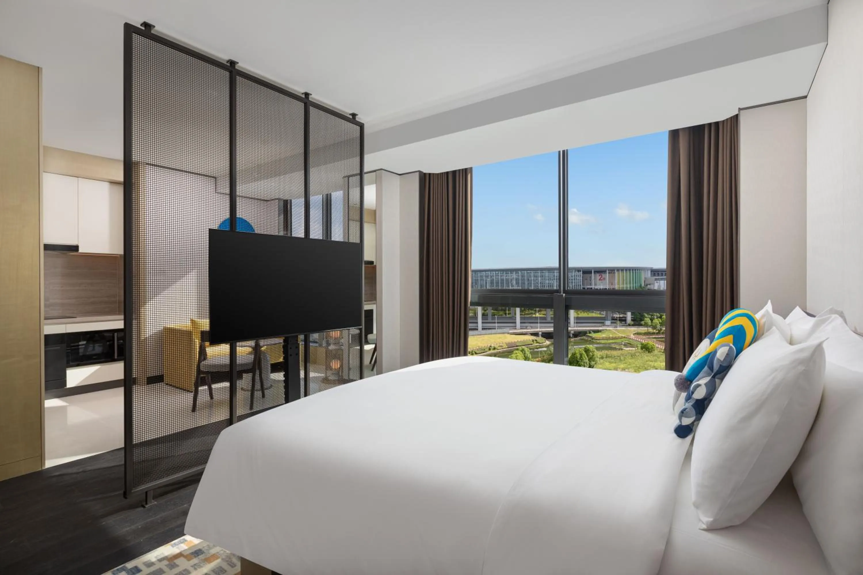 Premium King Room in voco Suites Shanghai Hongqiao CBD by IHG