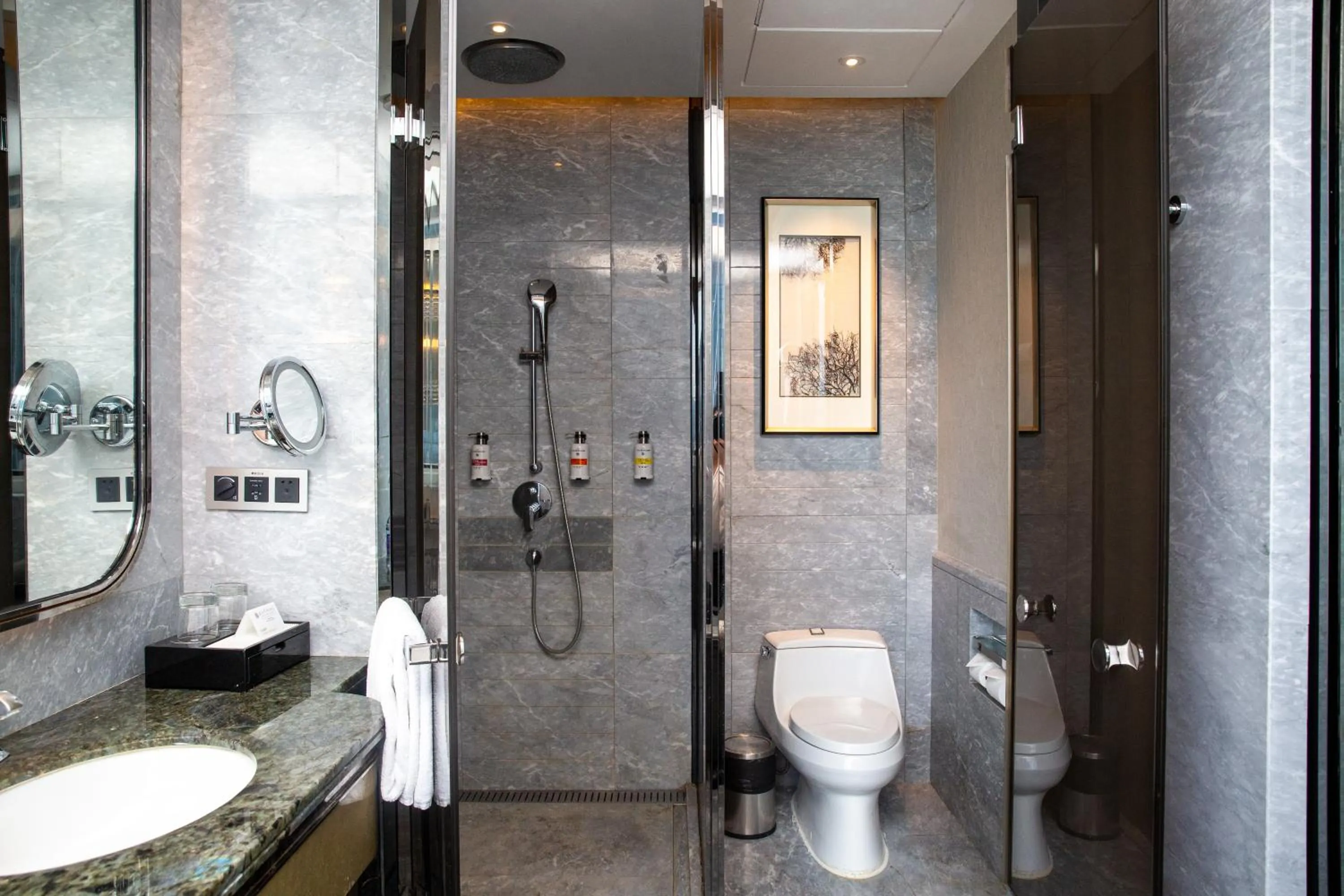 Deluxe Queen Room with City View in Pullman Yantai Center