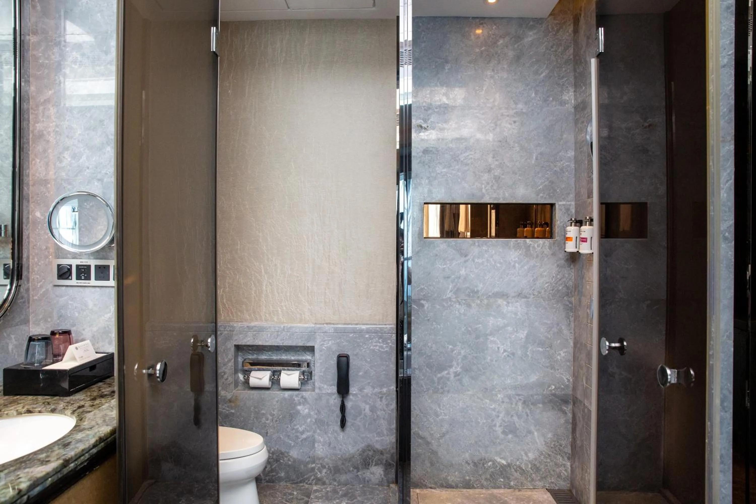 Deluxe King Room with City View - High Floor in Pullman Yantai Center